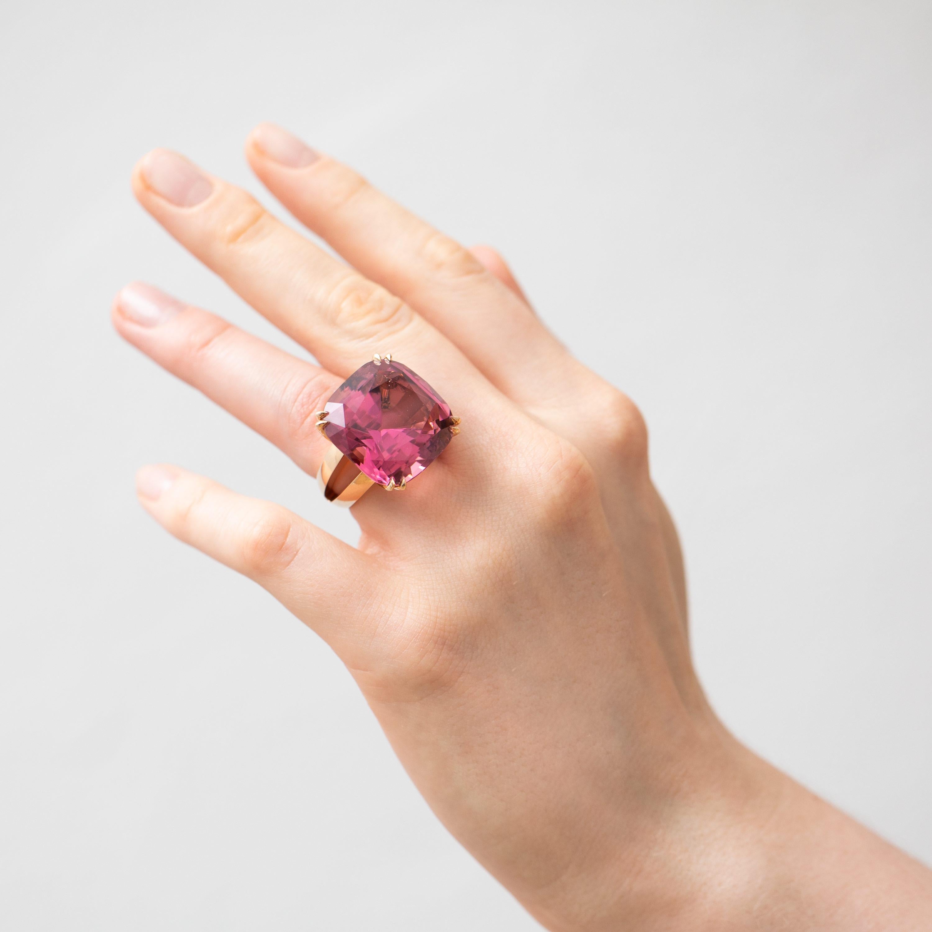55.00 Carat Handmade Gold Cushion-Cut Hot Pink Tourmaline Cocktail Ring In New Condition For Sale In Vienna, Österreich
