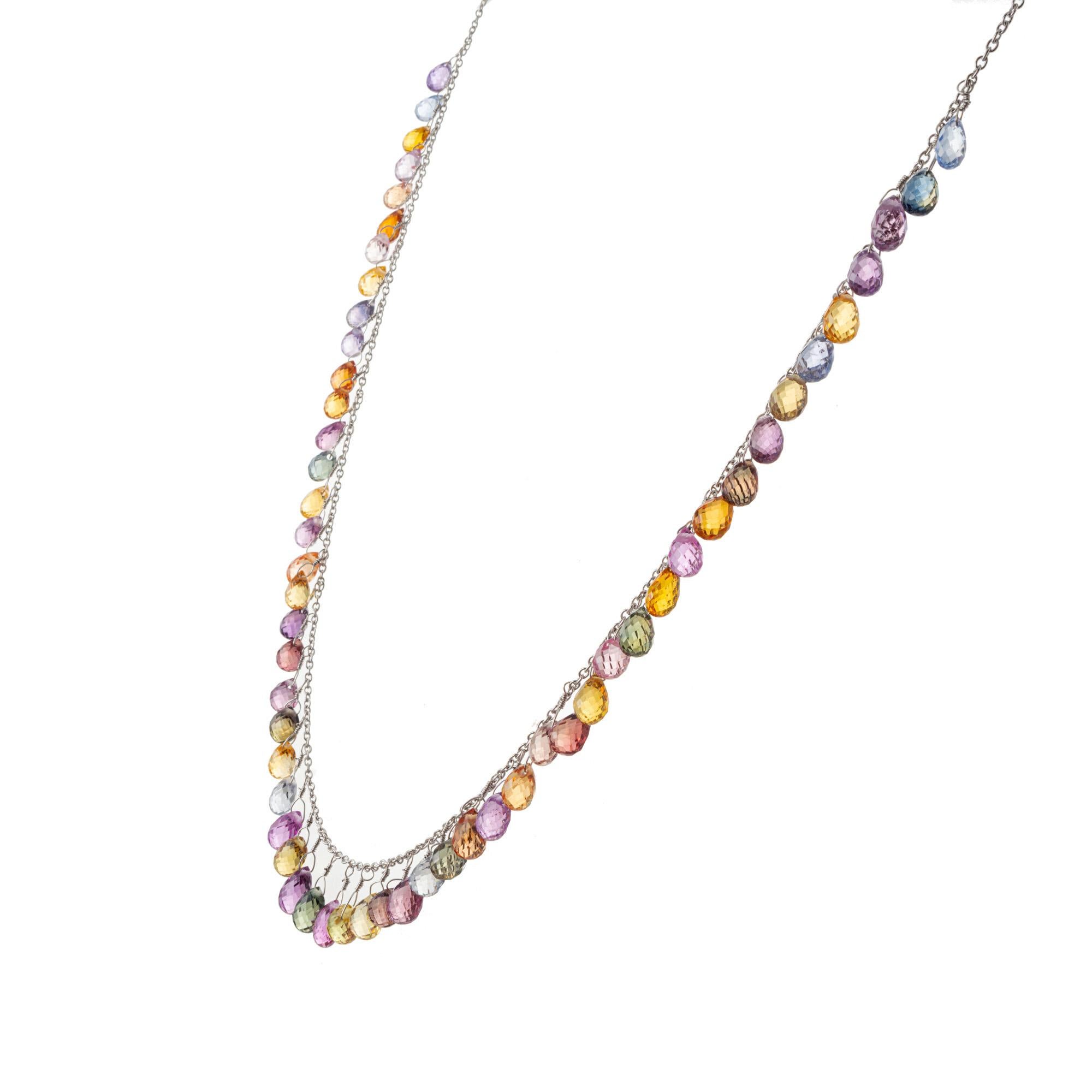 Questa collana in oro bianco 18 carati presenta 55 zaffiri taglio briolette nelle tonalità del blu, del rosa, del giallo e del verde, per una lunghezza della catena pari a 16,25 pollici. Ogni zaffiro briolette scintilla con una tonalità unica, che