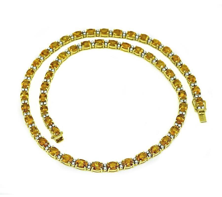 Voici un magnifique collier en or jaune 18 carats. Le collier est serti de saphirs jaunes de taille ovale qui pèsent environ 55,00ct. Les saphirs sont mis en valeur par des diamants ronds étincelants qui pèsent environ 3.00ct. La couleur de ces