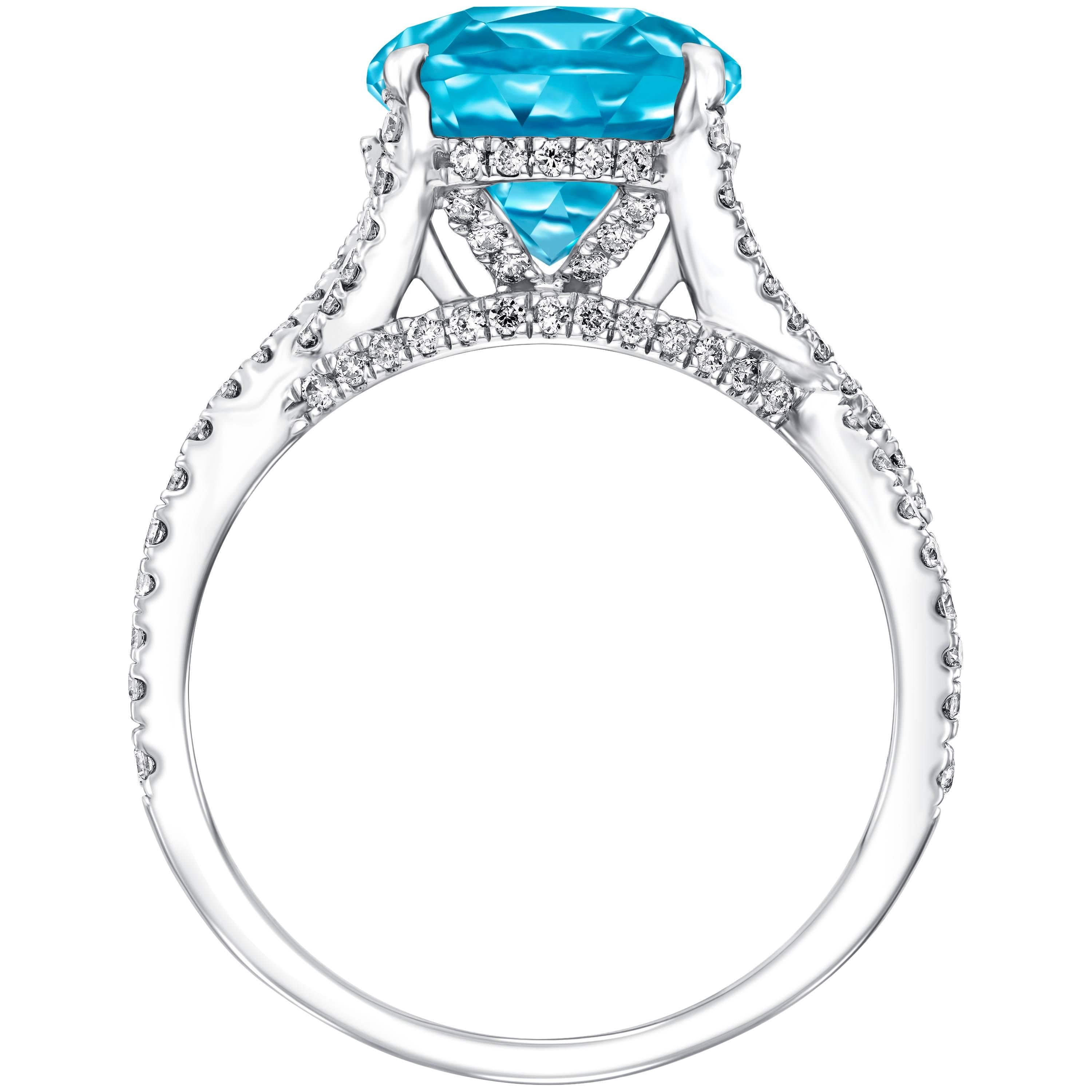 Moderne Bague de fiançailles en or 18 carats avec topaze bleue coussin de 5,50 carats et diamants ronds de 0,66 carat en vente
