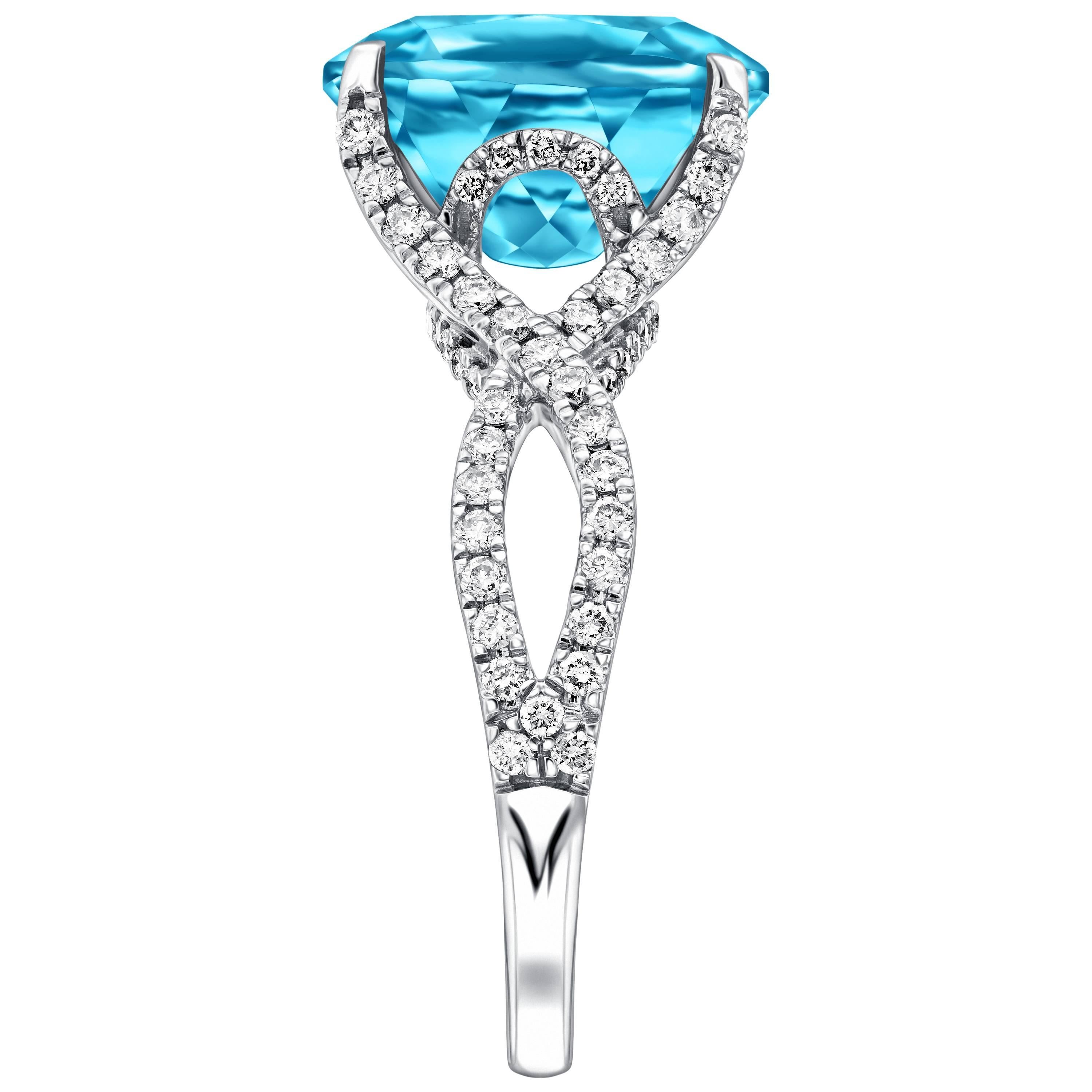 Taille coussin Bague de fiançailles en or 18 carats avec topaze bleue coussin de 5,50 carats et diamants ronds de 0,66 carat en vente