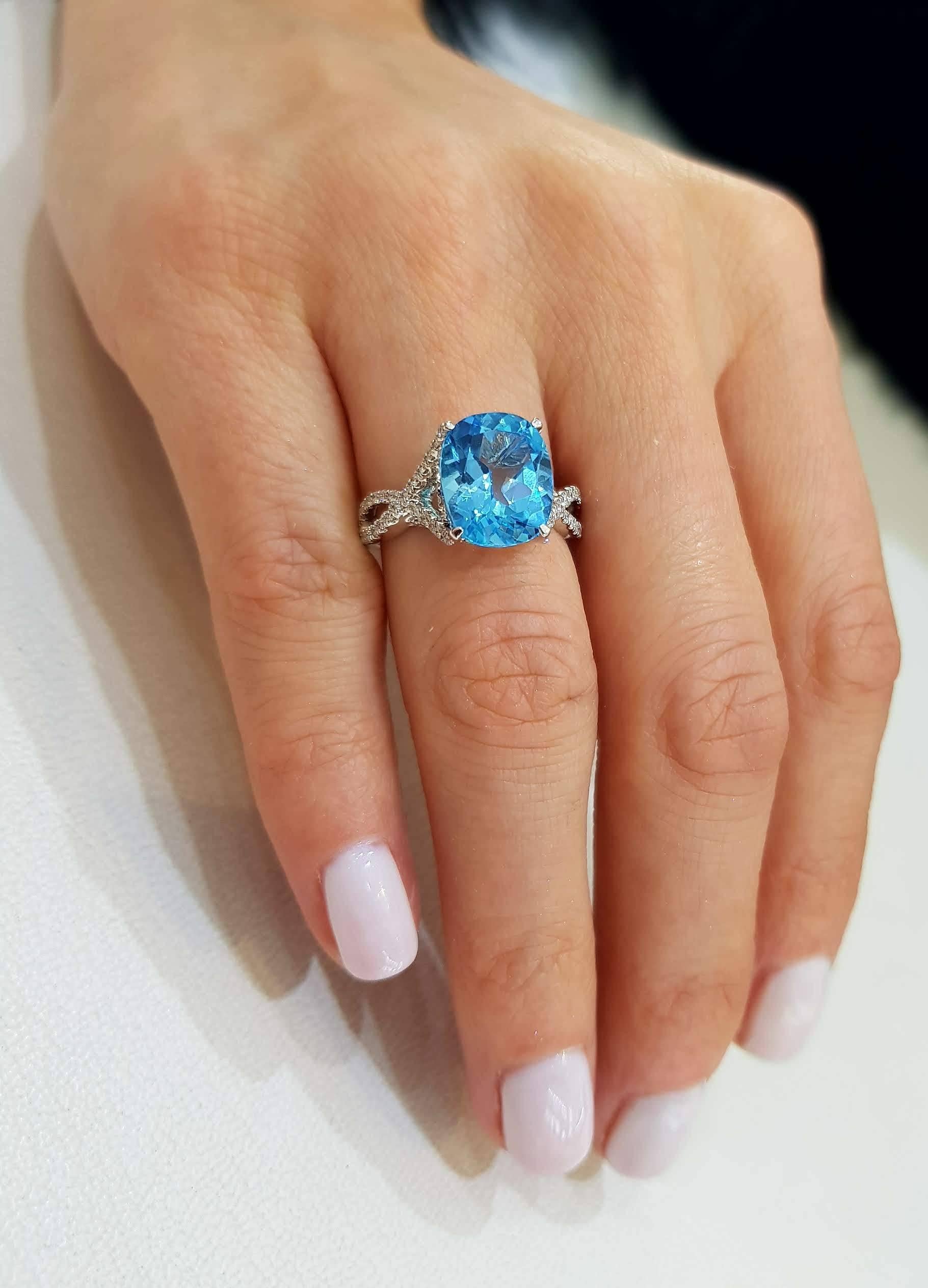 Bague de fiançailles en or 18 carats avec topaze bleue coussin de 5,50 carats et diamants ronds de 0,66 carat Neuf - En vente à London, GB