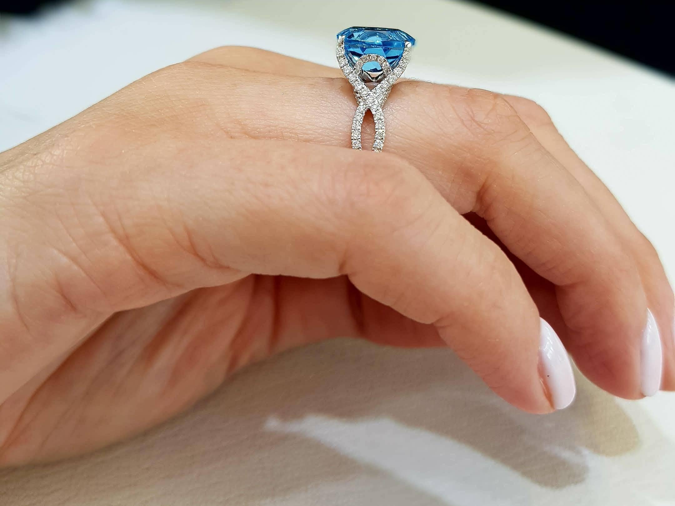 Bague de fiançailles en or 18 carats avec topaze bleue coussin de 5,50 carats et diamants ronds de 0,66 carat Pour femmes en vente