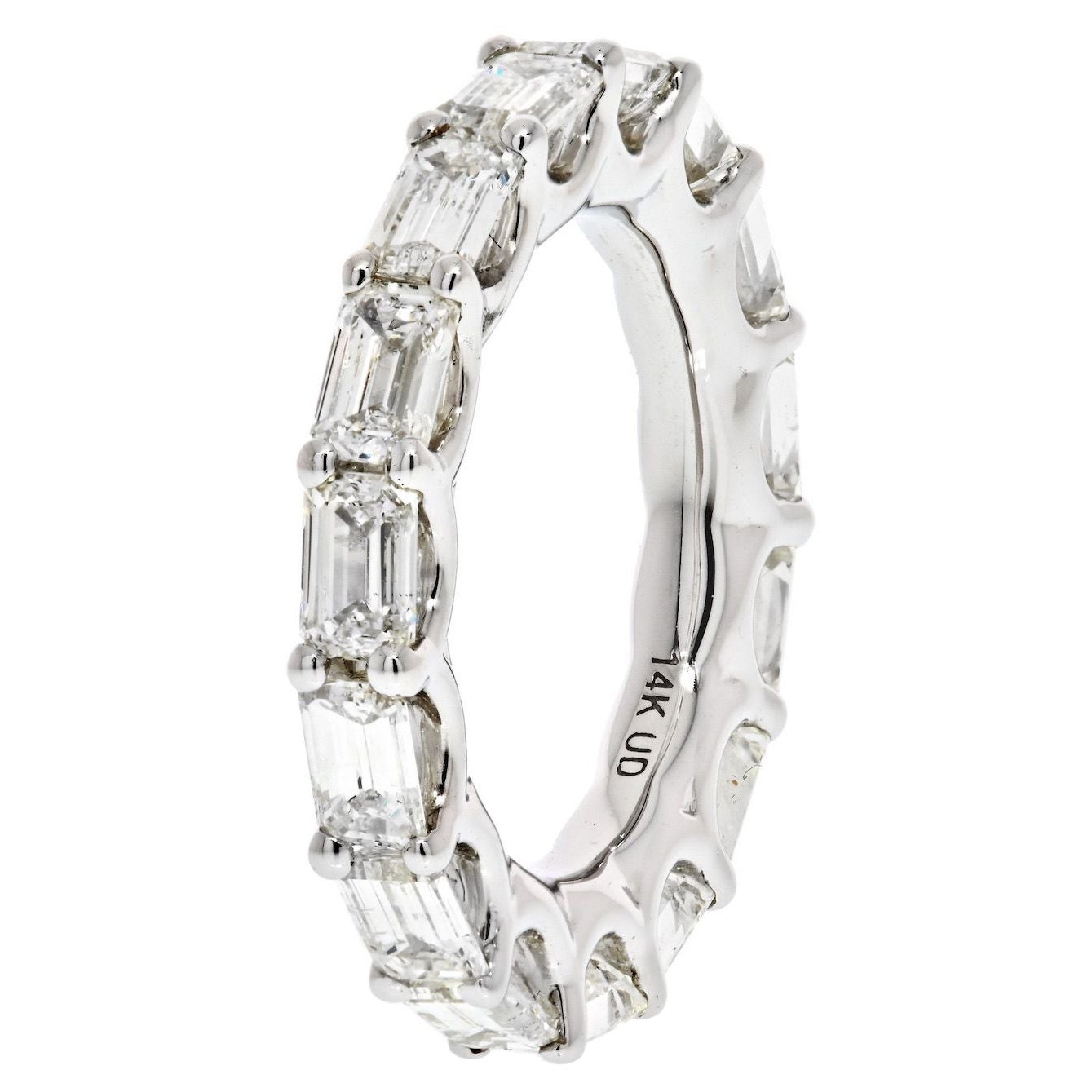 Anneau d'éternité en diamants taille émeraude horizontale 5,50 carats en vente