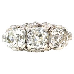 5,51 Karat edwardianischer dreisteiniger Ring aus Platin