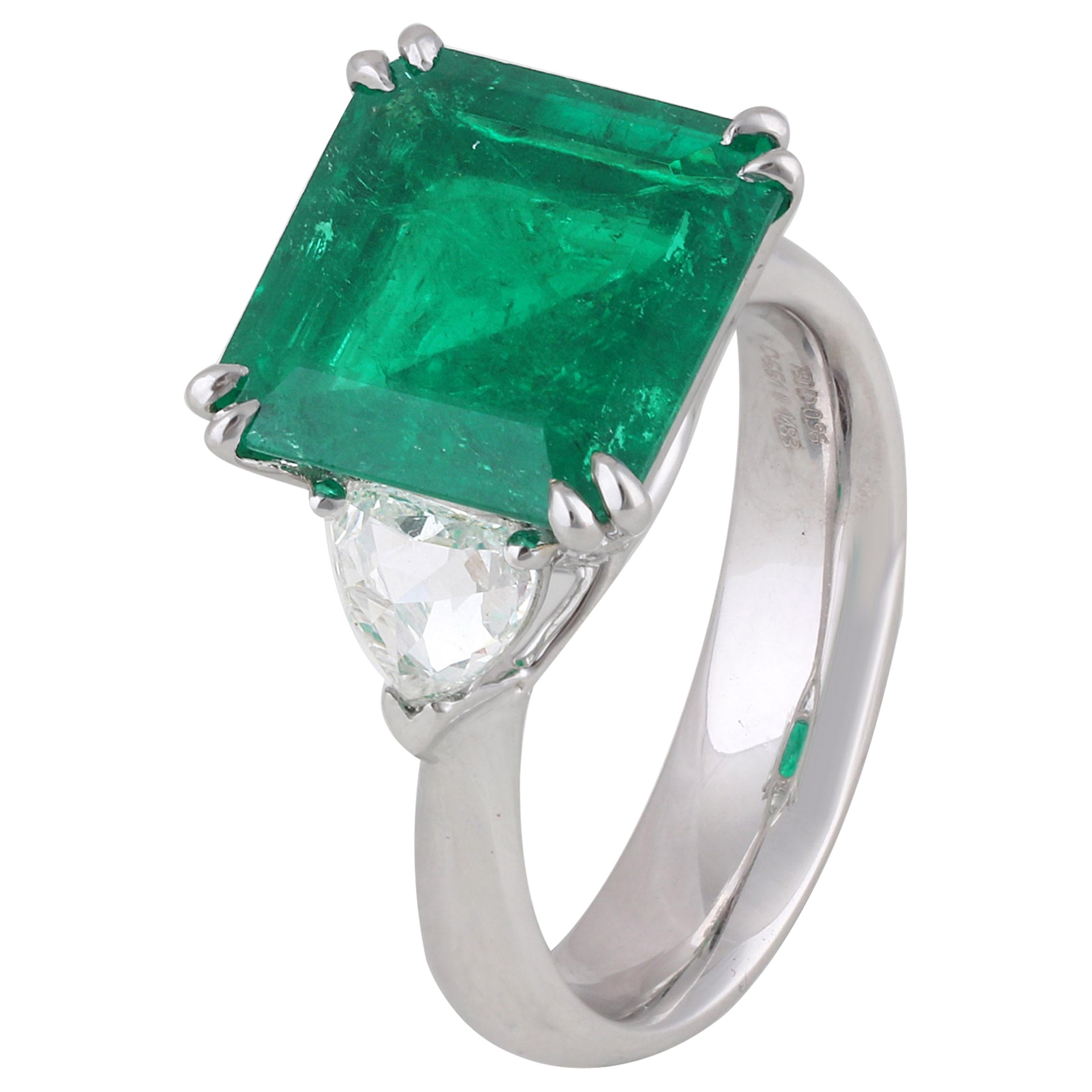 Studio Rêves 5.51 Carat Emerald and Trillion Rose Cut Diamond Ring For Sale