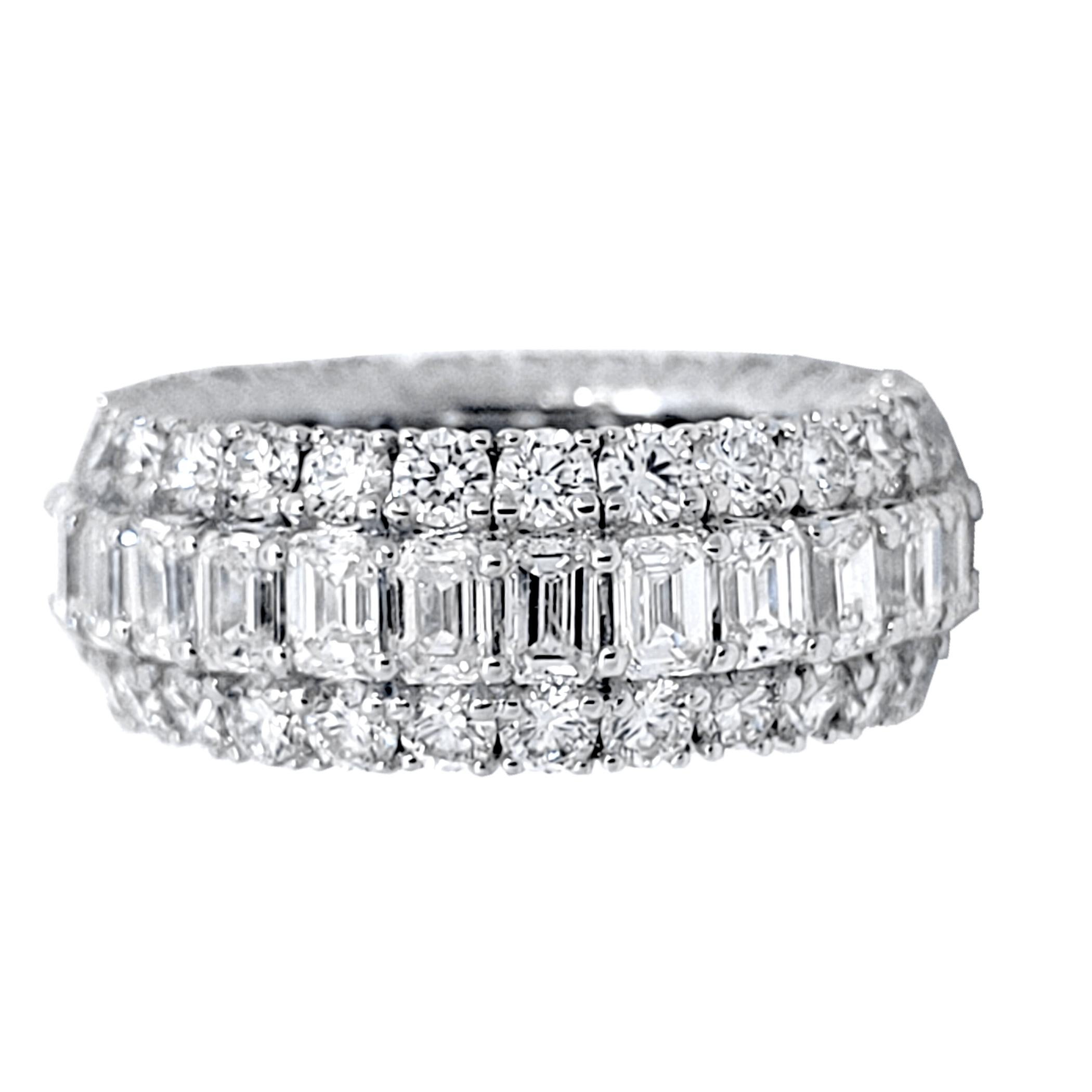Women's 5.51 Carat Emerald Cut/Round Brilliant Diamond 18k Gold Eternity Ring For Sale