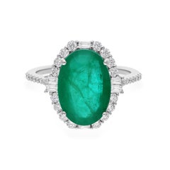 Anello con smeraldo dello Zambia e halo di diamanti, smeraldo da 5,51 carati, oro bianco 18 carati
