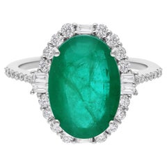 Anello con smeraldo dello Zambia e halo di diamanti, smeraldo da 5,51 carati, oro bianco 18 carati