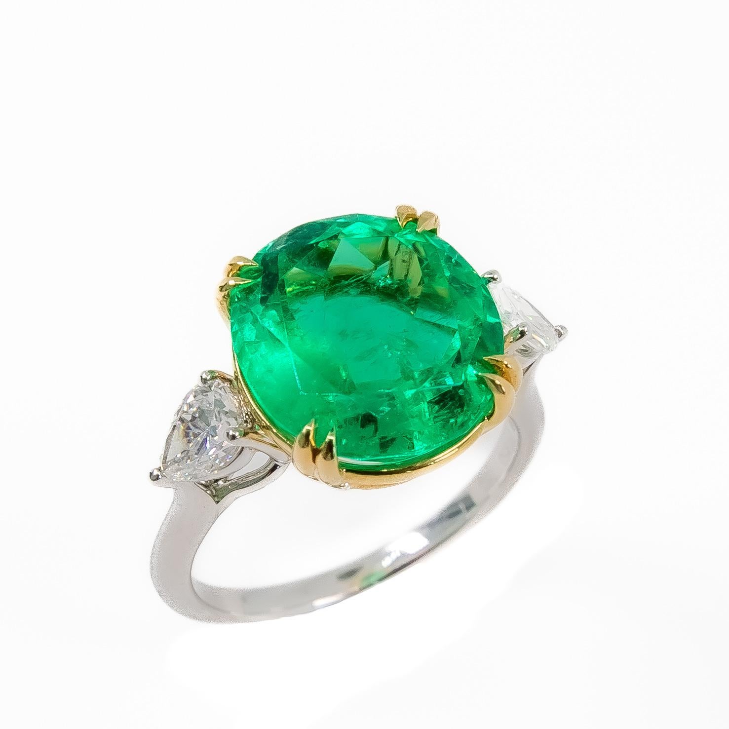Absolutely breathtakingly beautiful cocktail ring / engagement ring. 

5.51ct GRS Certified Insignificant Oil Colombian Emerald. Stunning medium Green Colour with incredible lustre and clarity. If you prefer lighter emeralds with more life and