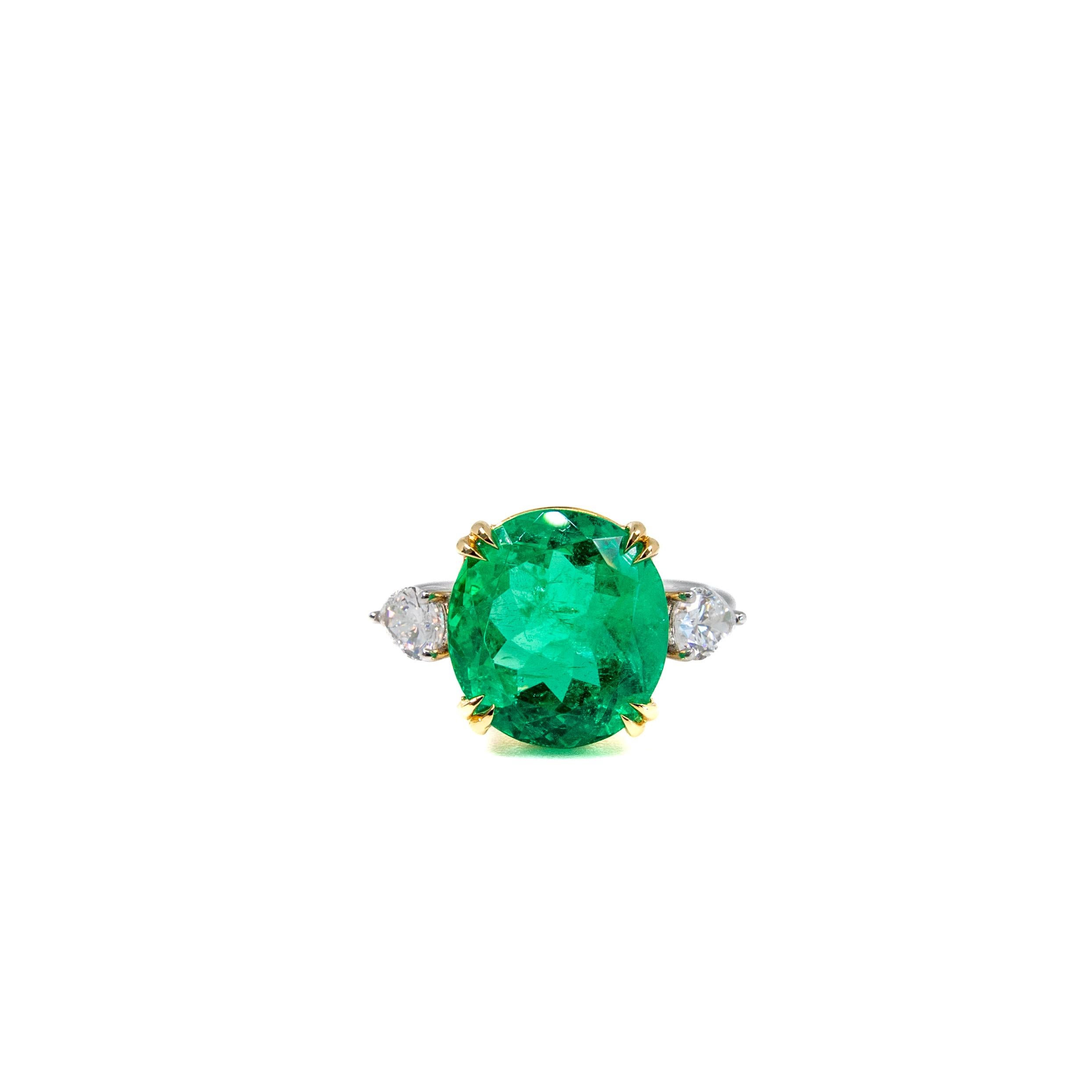 5.51ct Certified Colombian Emerald Insignificant Oil and Pear Shape Diamond Ring In New Condition For Sale In Sai Kung District, HK