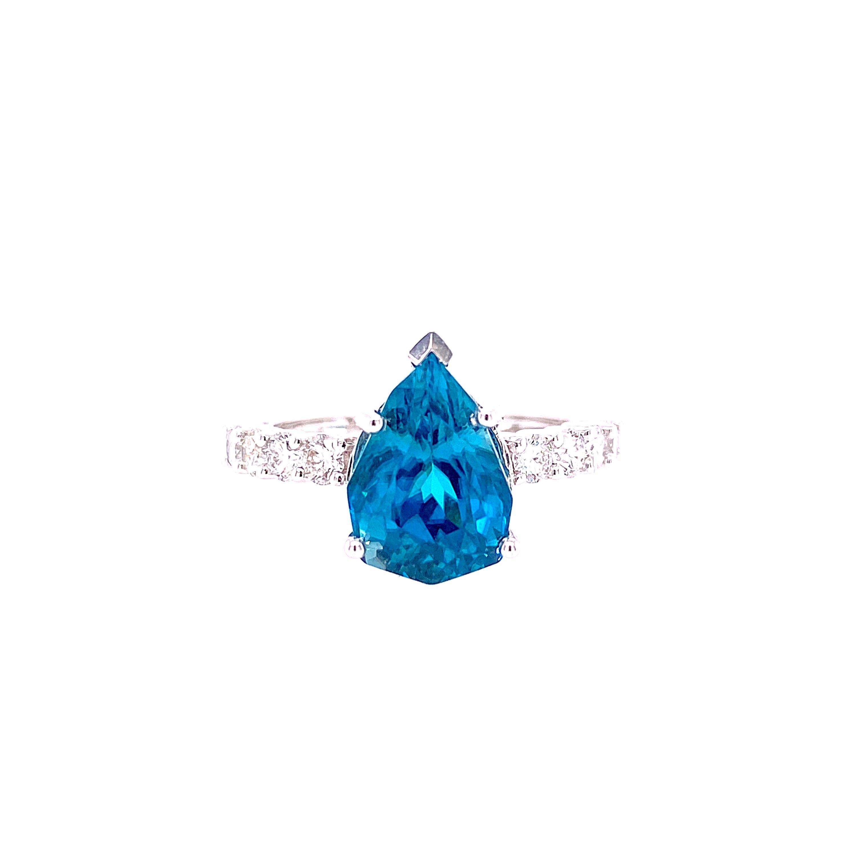 Dieser atemberaubende Cocktailring zeigt einen wunderschönen blauen Zirkon von 5,52 Karat auf einem halben Diamantschaft. Dieser Ring ist in 18K Weißgold gefasst. 
Gesamtgewicht der Diamanten = 0,59 Karat. Die Ringgröße ist 6 1/2.