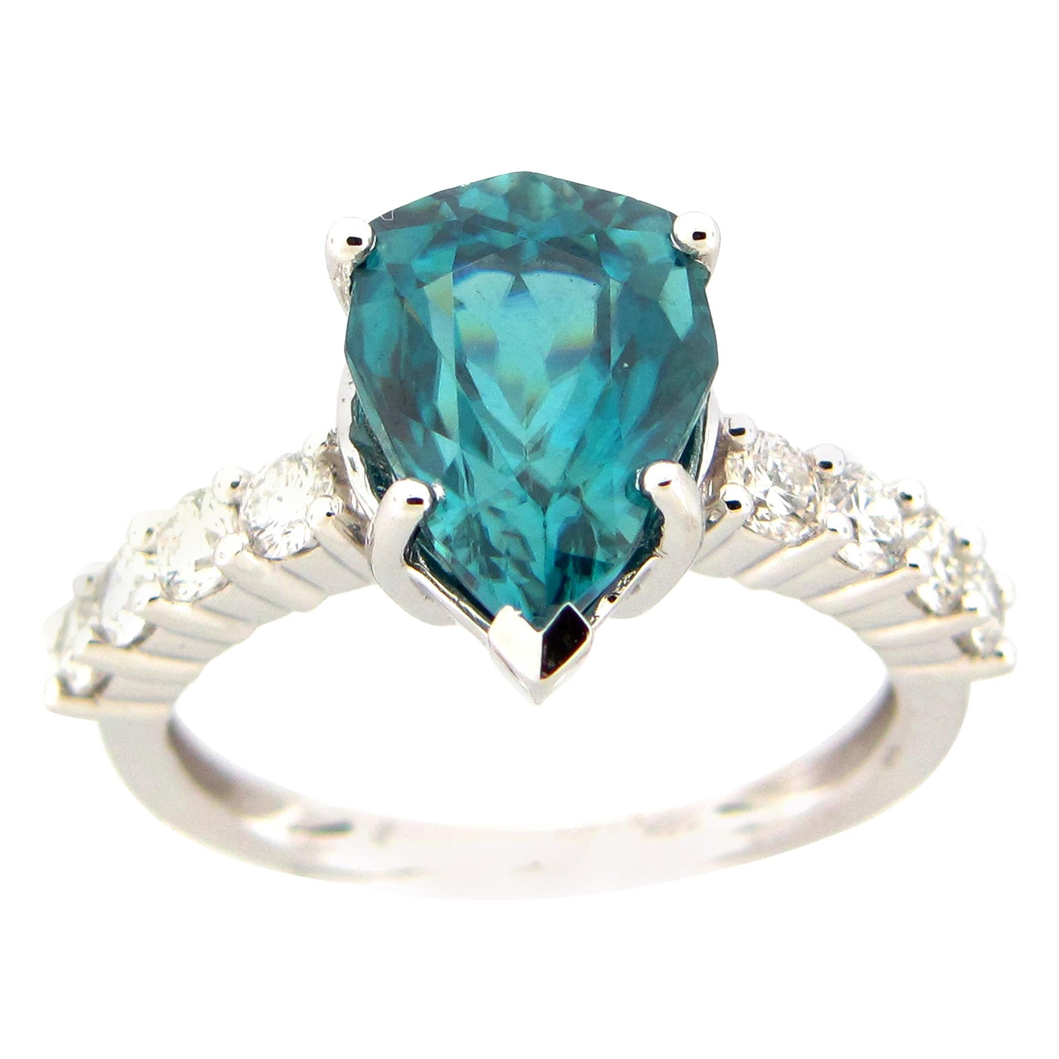 Bague cocktail en zircon bleu poire de 5,52 carats et diamants