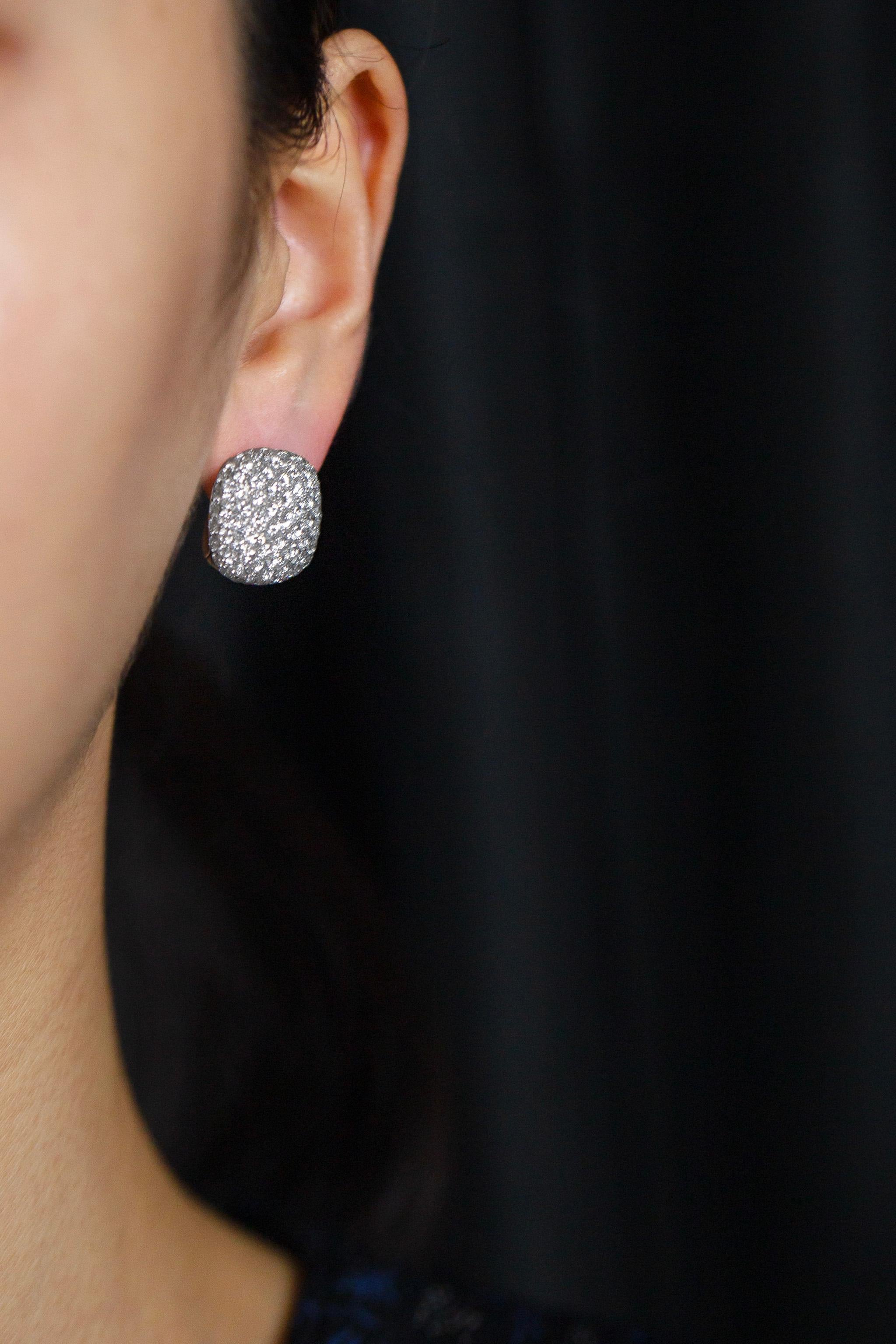 5.52 Carats Total diamant rond micro-pavé forme coussin Clips d'oreilles Pour femmes en vente
