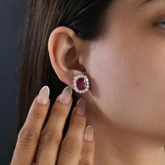 Pendientes de oro blanco de 18 quilates con diamante natural y halo redondo de 2,26 quilates y rubí ovalado de 5,52 quilates