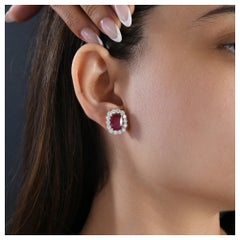 Pendientes de oro blanco de 18 quilates con diamante natural y halo redondo de 2,26 quilates y rubí ovalado de 5,52 quilates