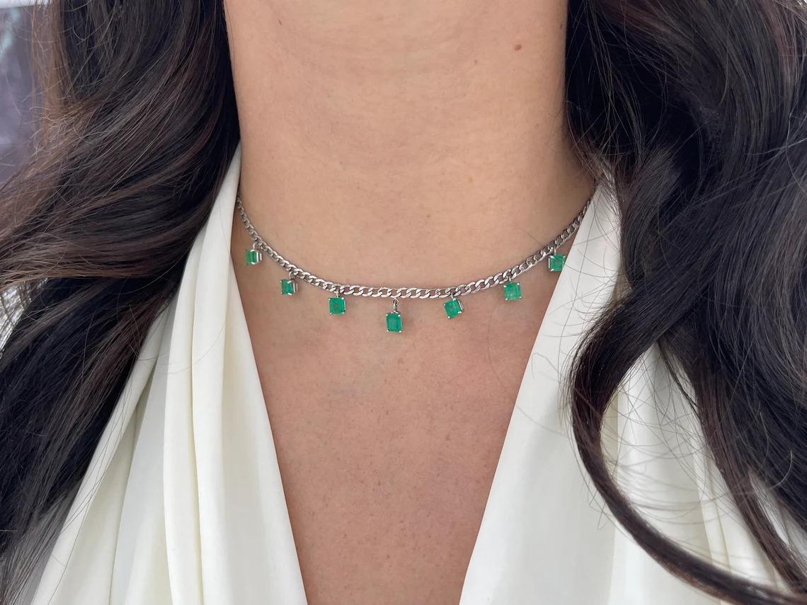 Moderno 5,52tcw 14K Collana di smeraldi colombiani a taglio asso, con più pietre smeraldine in vendita