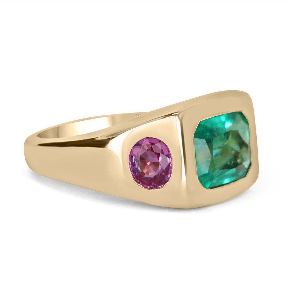 Aquí tienes un impresionante anillo de tres piedras con esmeralda y zafiro rosa. La piedra central es una impresionante esmeralda colombiana de 3.90 quilates. Esta gema presenta un color verde vivo y un brillo excelente. A los lados hay dos zafiros