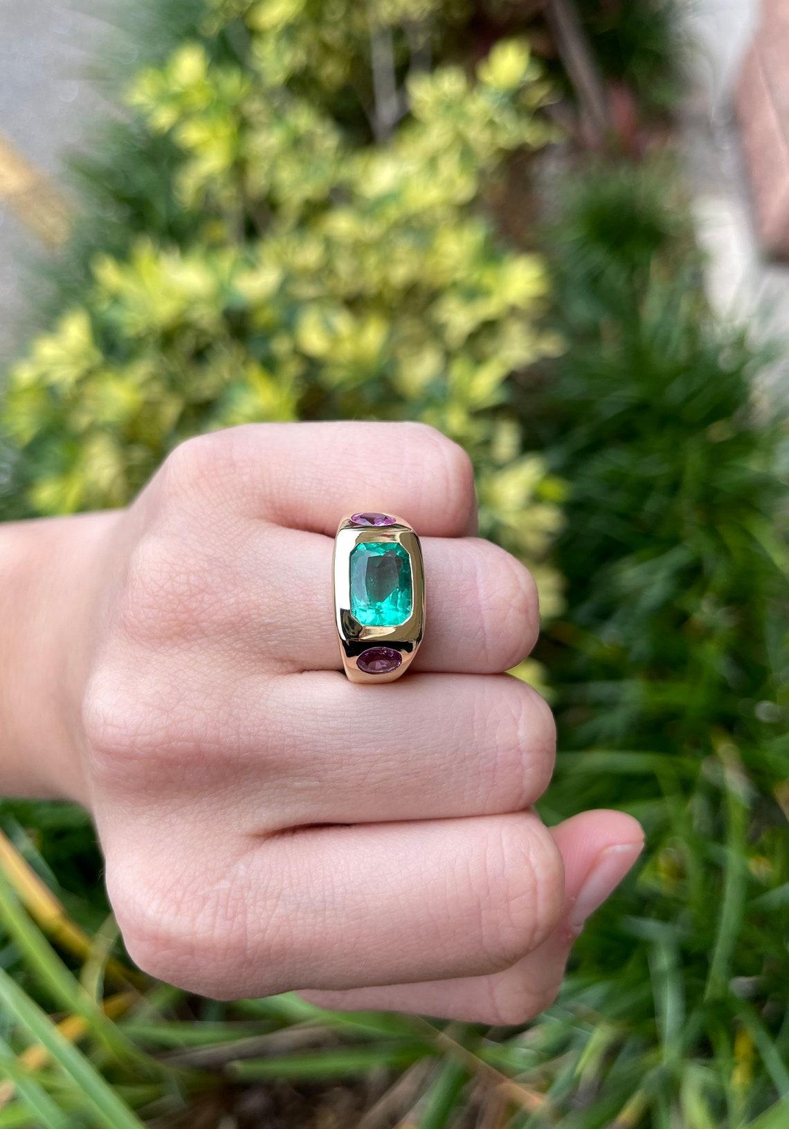 Anillo gitano de esmeralda colombiana y zafiro rosa oval de 5,52 qt 18 quilates y tres piedras Corte esmeralda en venta