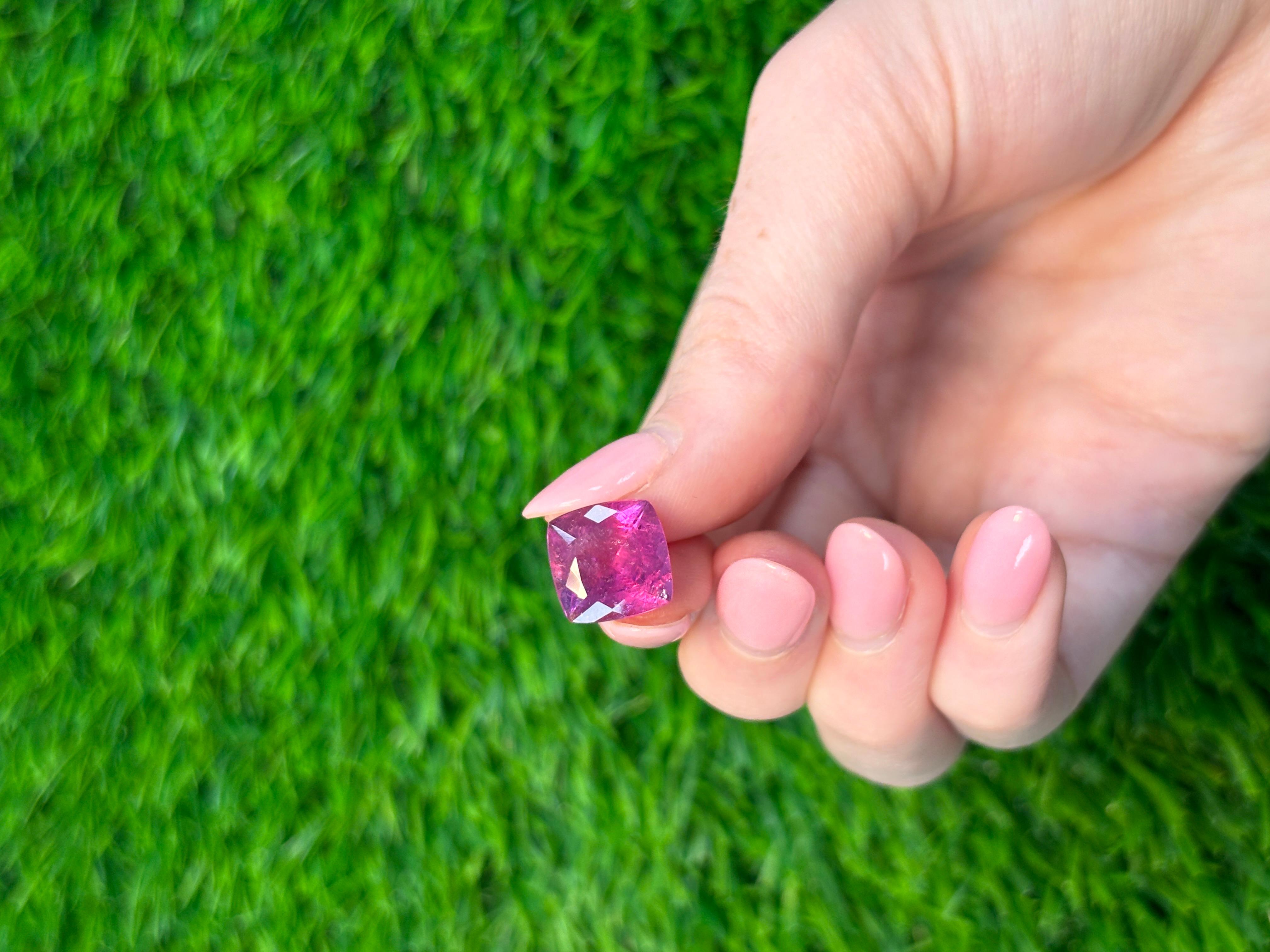 Contemporaneo 5,53 carati di rubellite naturale con taglio a cuscino in vendita