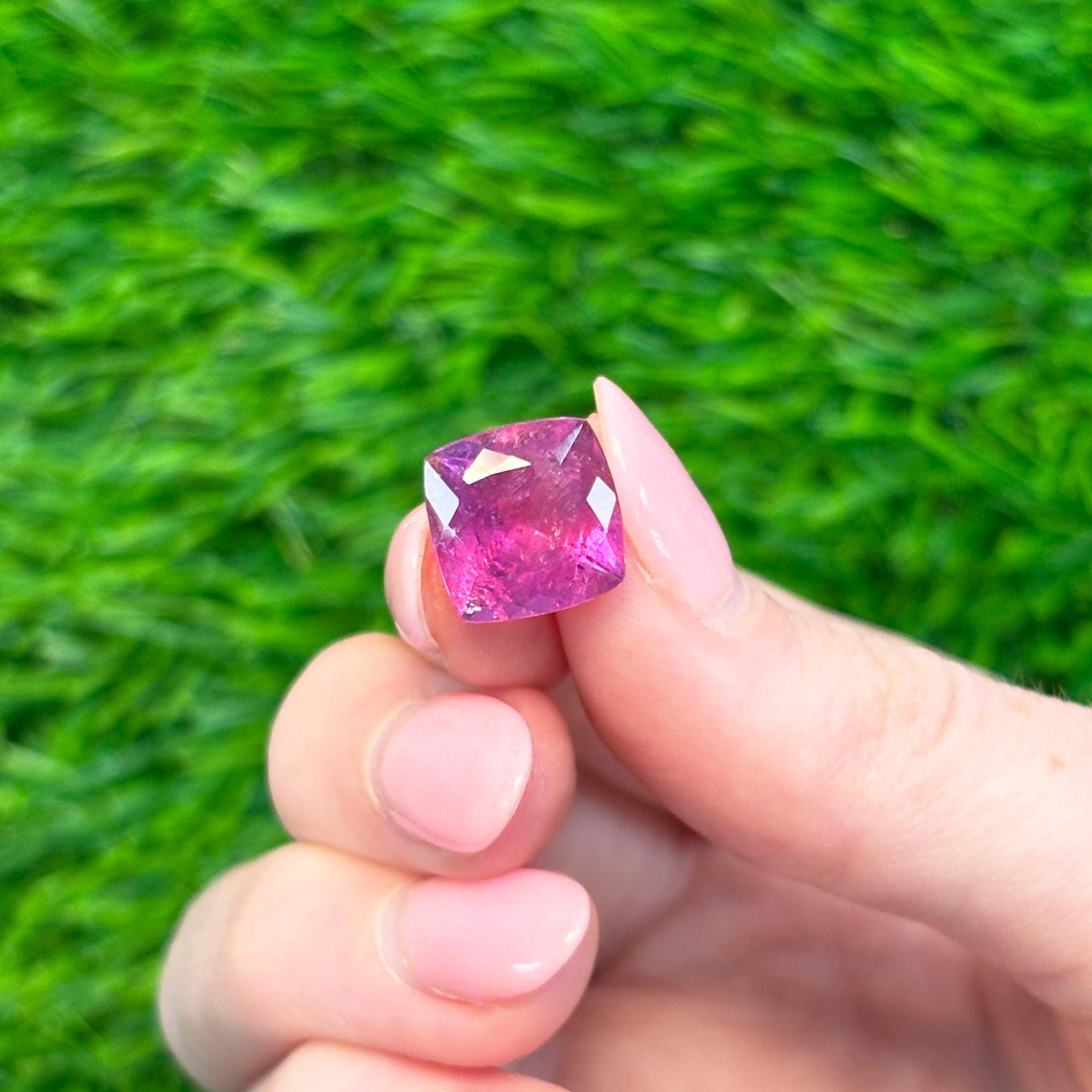 Taglio cuscino 5,53 carati di rubellite naturale con taglio a cuscino in vendita