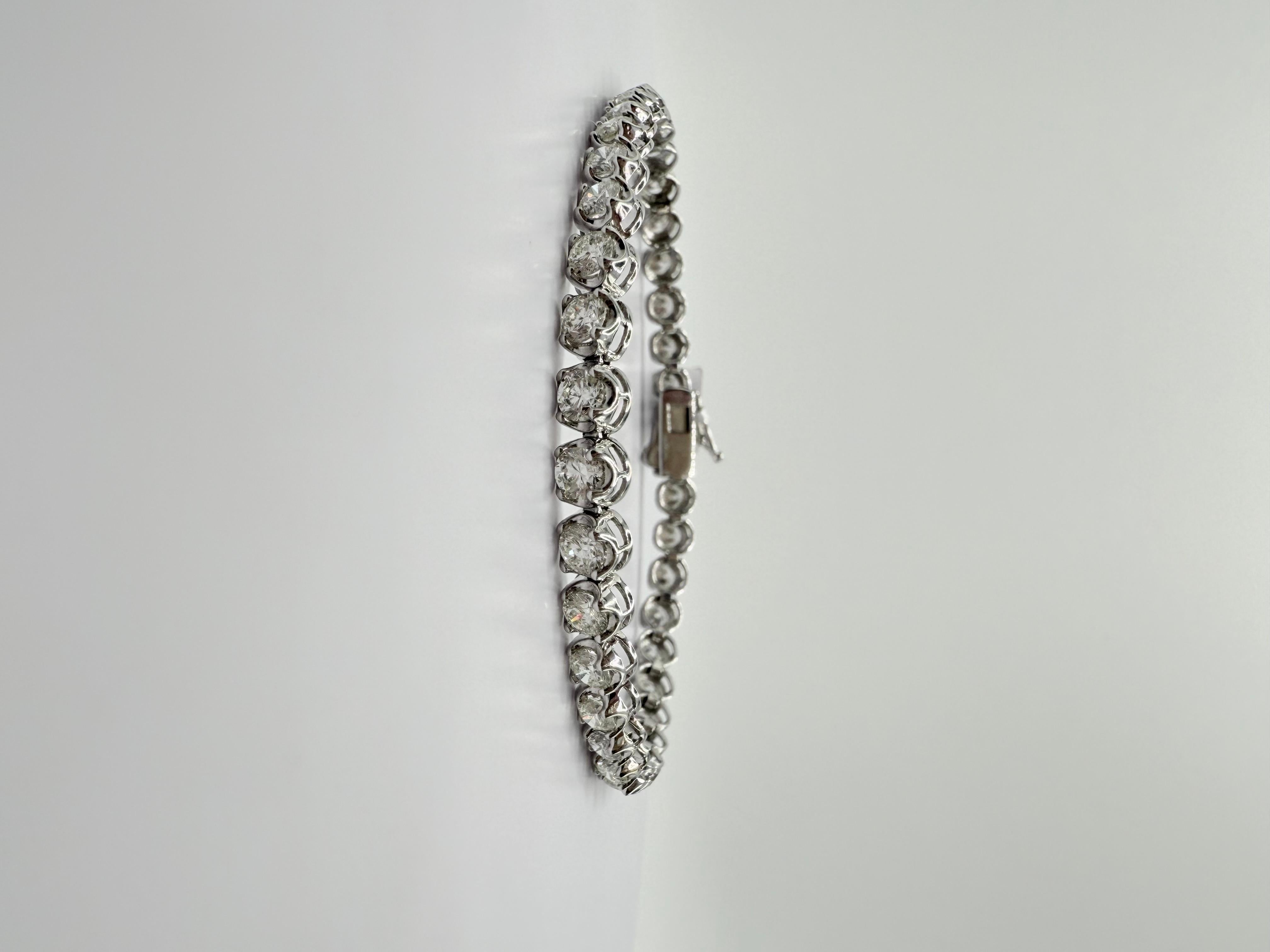 Esta elegante pulsera tenis es un clásico refinado, diseñado para resaltar el brillo de los diamantes en un engaste atemporal. Elaborado en oro blanco de 14 quilates y con un peso de 8,88 gramos, está engastado con una fila continua de diamantes