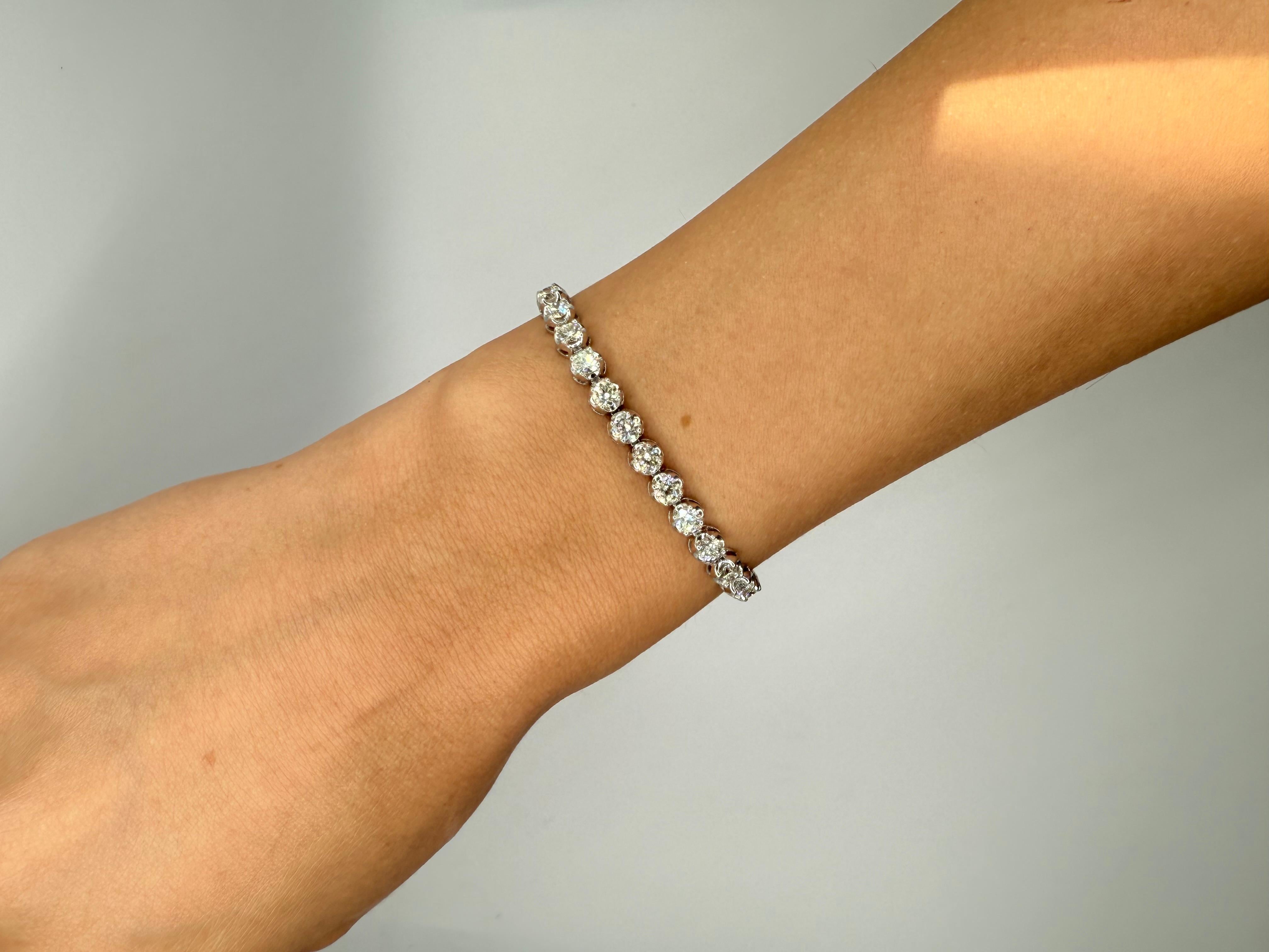 Pulsera de tenis con corona de diamantes redondos de 5,53 quilates en venta 1