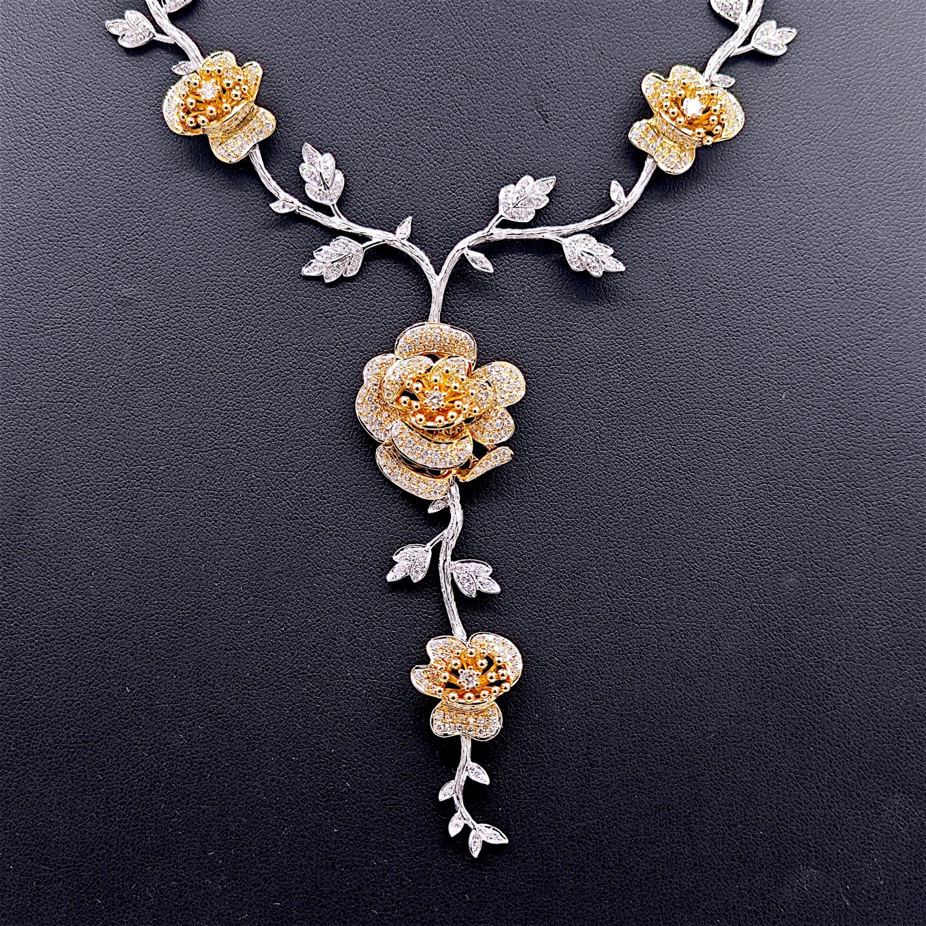 Taglio rotondo Diamante rotondo da 5,53 carati in oro bianco e giallo  Collana in vendita