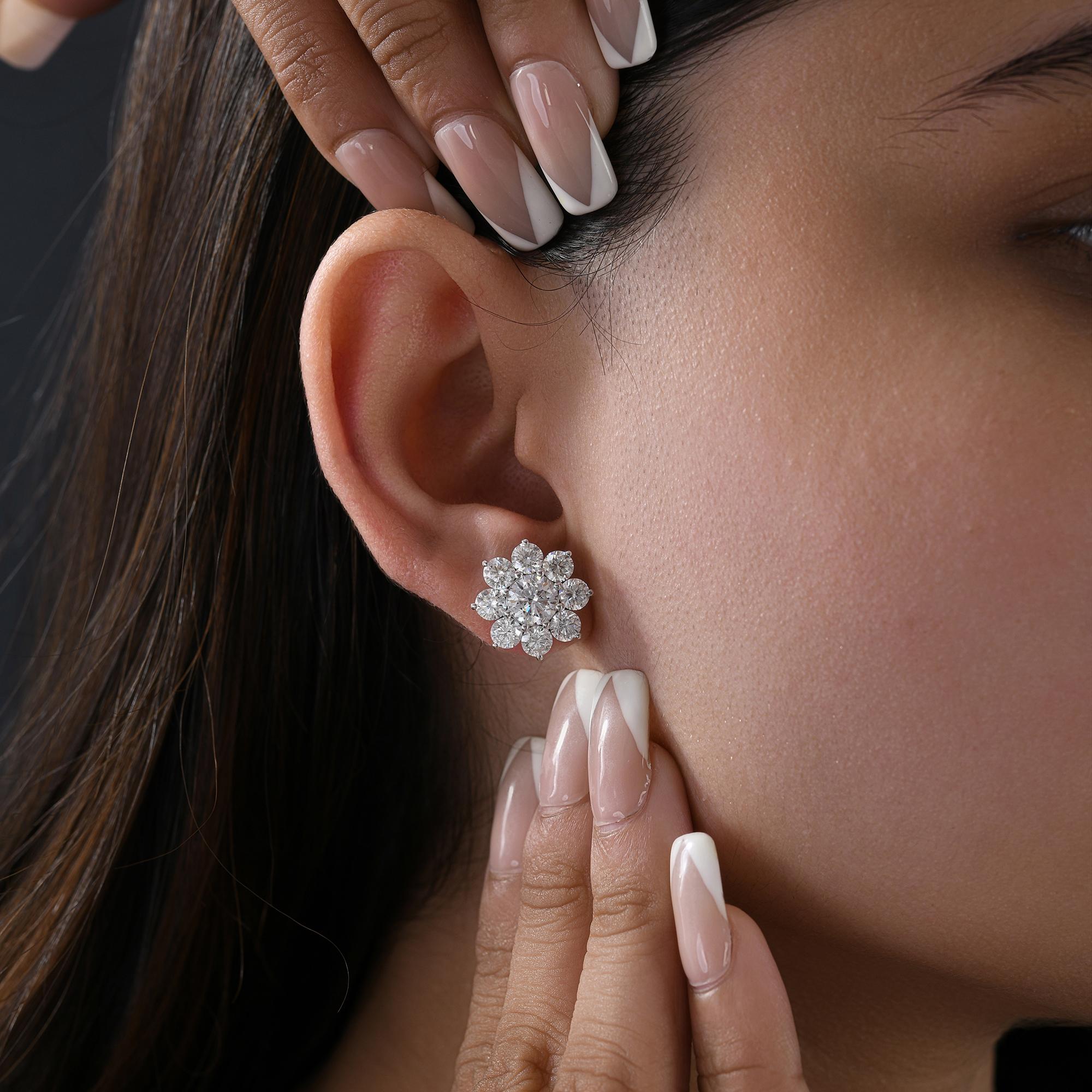Estos pendientes florales de oro blanco de 14 quilates con diamantes talla redonda SI/H de 5,53 quilates presentan diamantes talla redonda engastados en forma de flor, uno en el centro y ocho alrededor. 
Los diamantes son un símbolo universal de