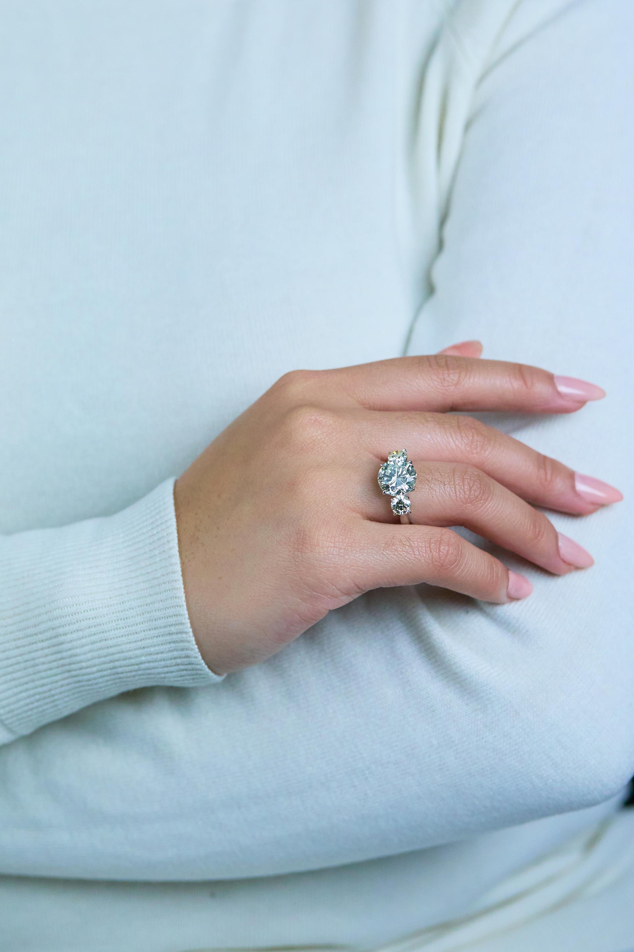 Roman Malakov 5.53 Carats Round Brilliant Diamond Three-Stone Engagement Ring For Sale 2