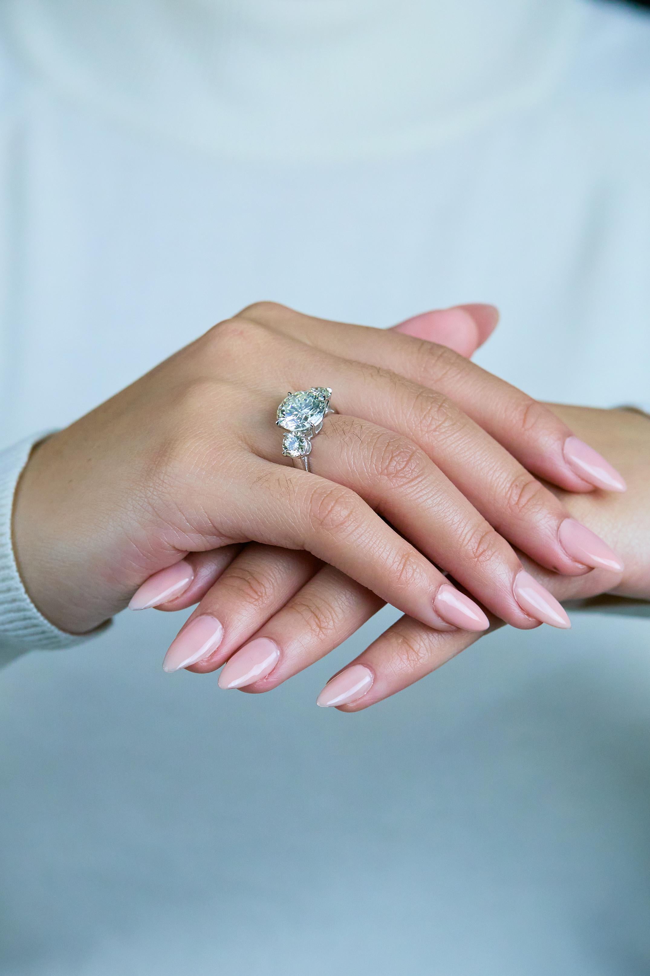 Roman Malakov 5.53 Carats Round Brilliant Diamond Three-Stone Engagement Ring For Sale 1