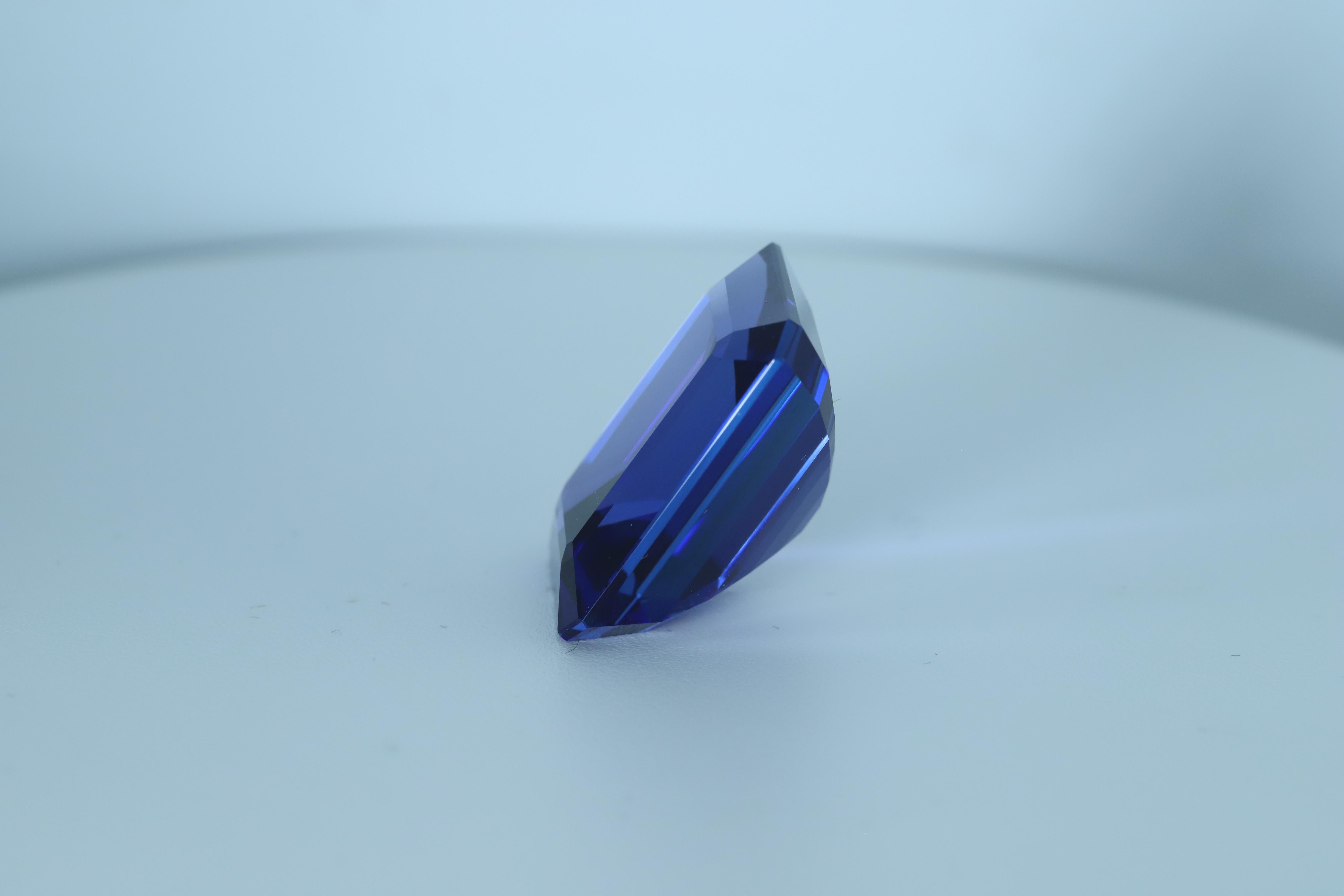 Der Tansanit ist eine Varietät der Zoisit-Mineralien, die wegen ihrer herrlichen violetten oder blauen Farbe sehr begehrt ist. Dieser atemberaubende Edelstein kann durch die Stimulierung verschiedener Chakren ein Gleichgewicht in das Leben bringen.