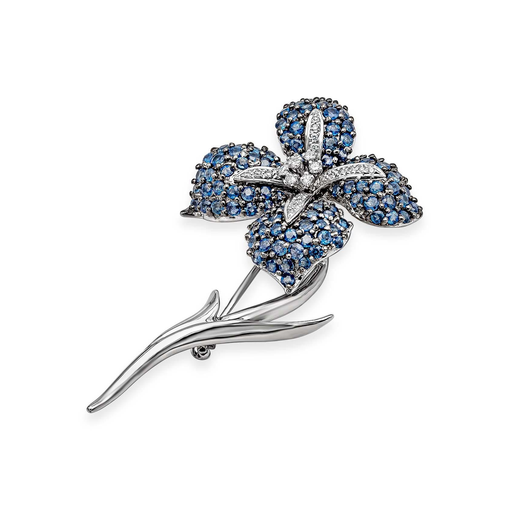 Contemporain Broche fleur en saphir bleu de 5,54 carats et diamants en vente