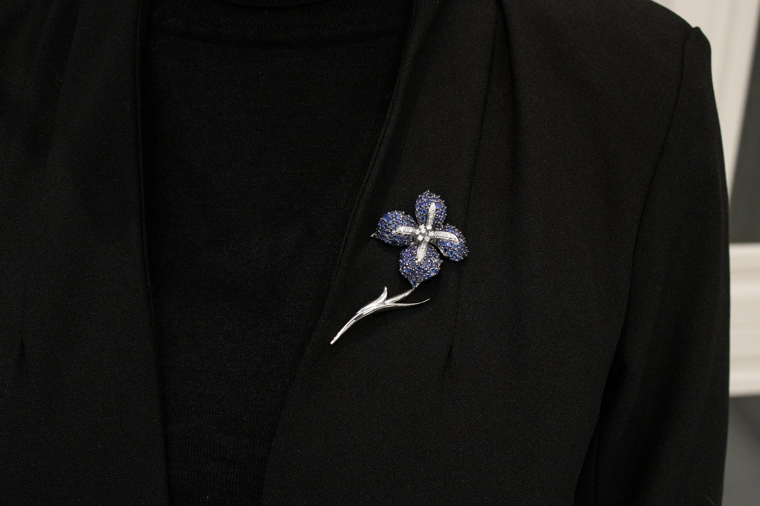 Broche fleur en saphir bleu de 5,54 carats et diamants Excellent état - En vente à New York, NY