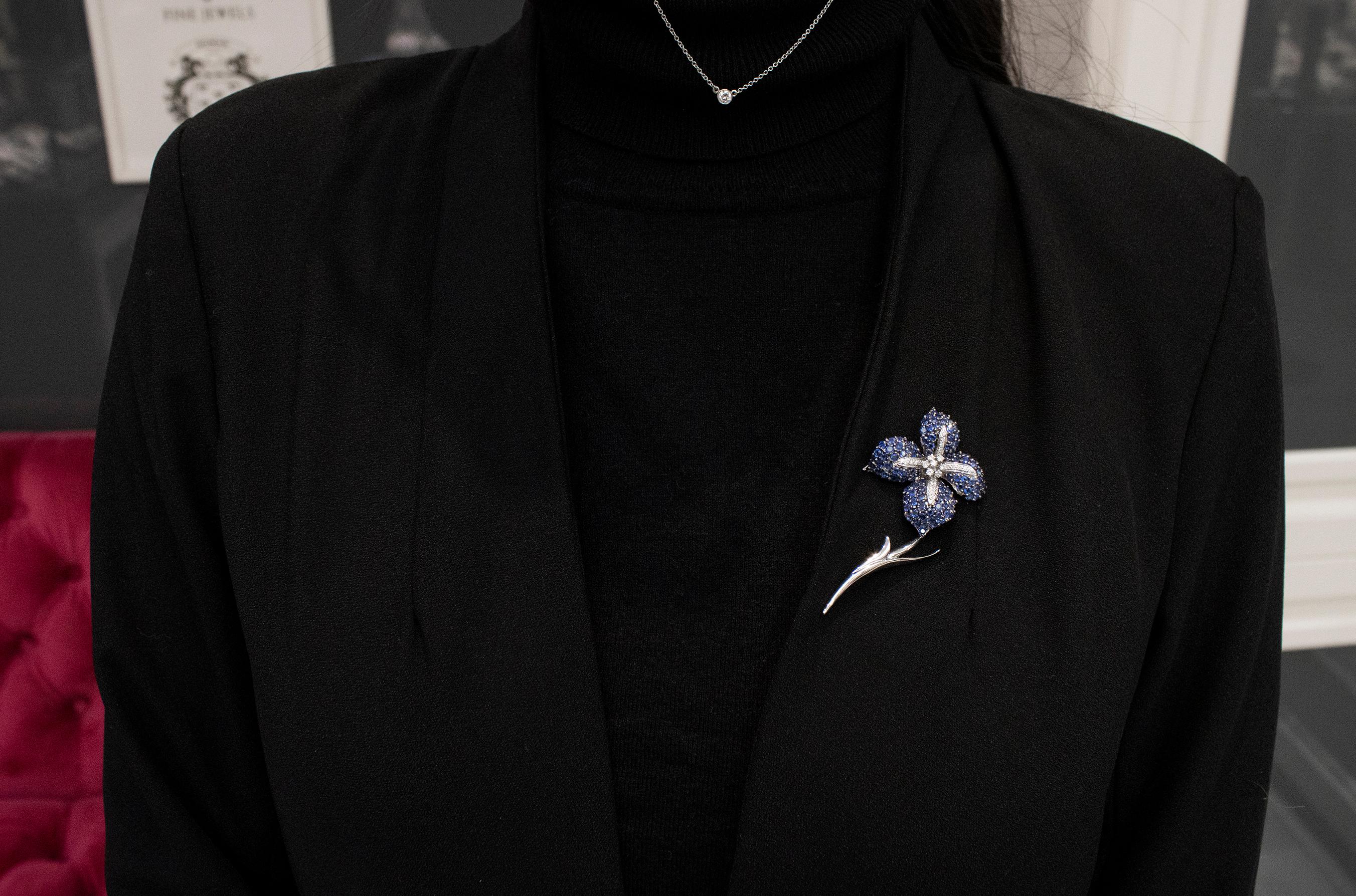Broche fleur en saphir bleu de 5,54 carats et diamants Pour femmes en vente