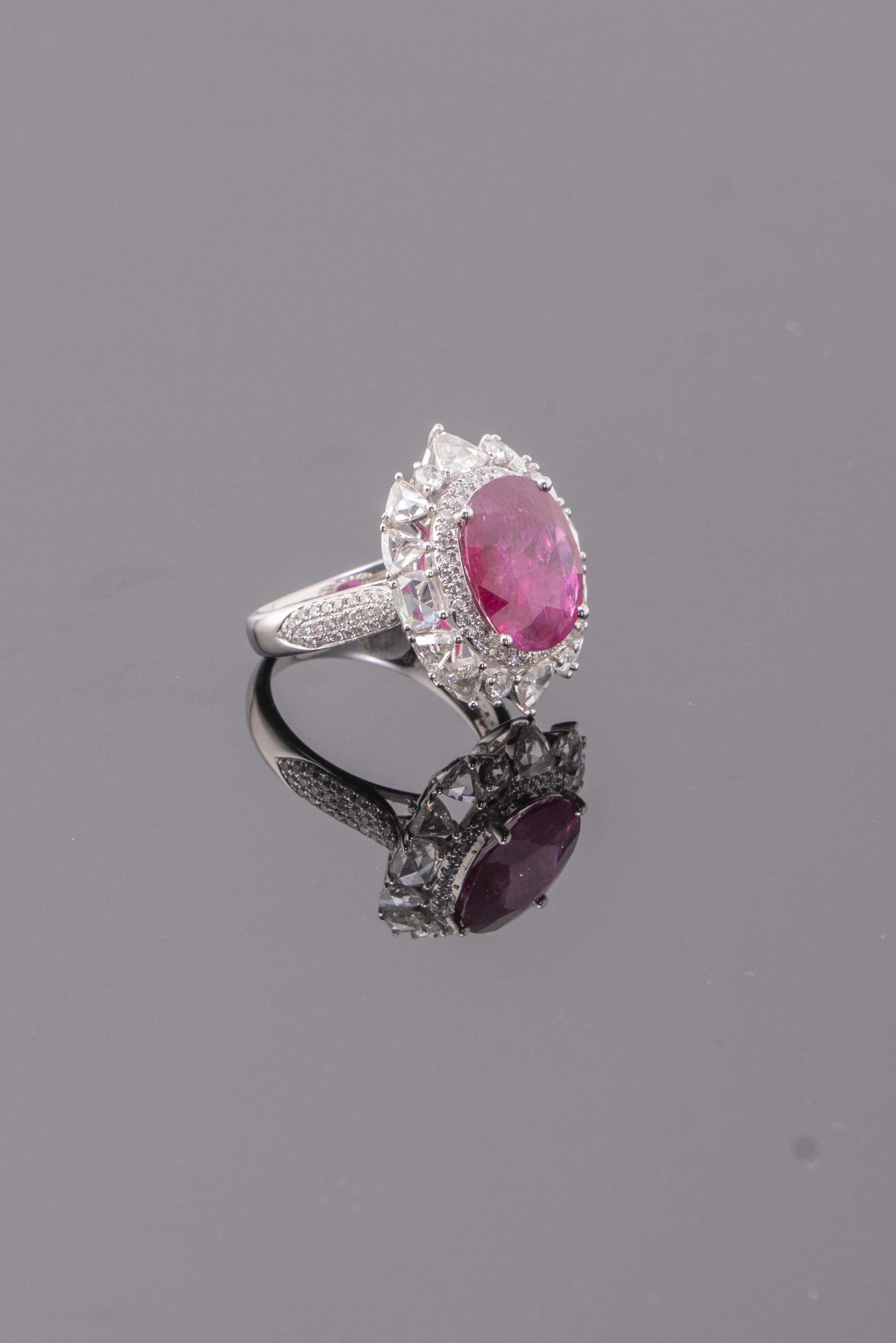 Moderne Bague cocktail en rubis de Birmanie et diamants de 5,54 carats en vente