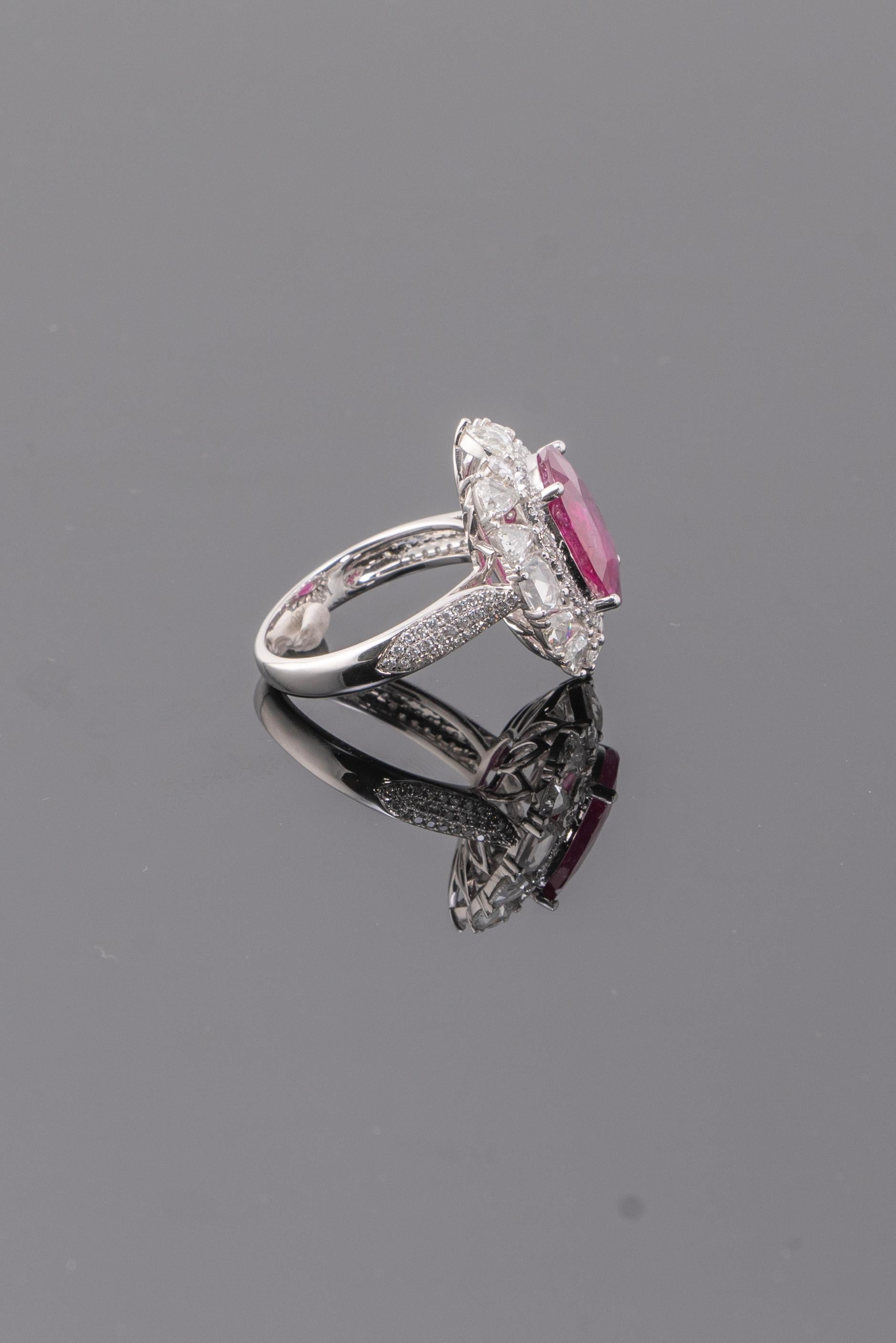 Taille ovale Bague cocktail en rubis de Birmanie et diamants de 5,54 carats en vente