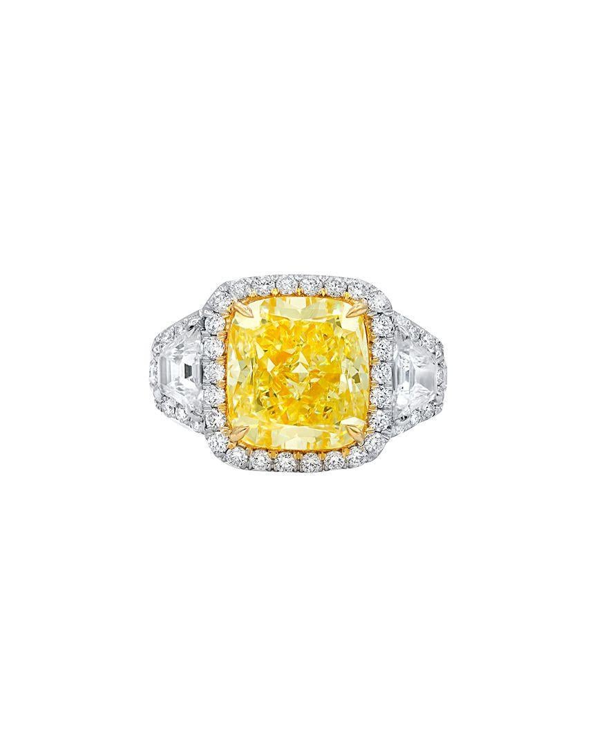 Bague de fiançailles en platine à trois pierres, 5,54 carats Fancy Yellow VS2 in Clarity sertie de 2,00 carats de diamants sur le côté. 