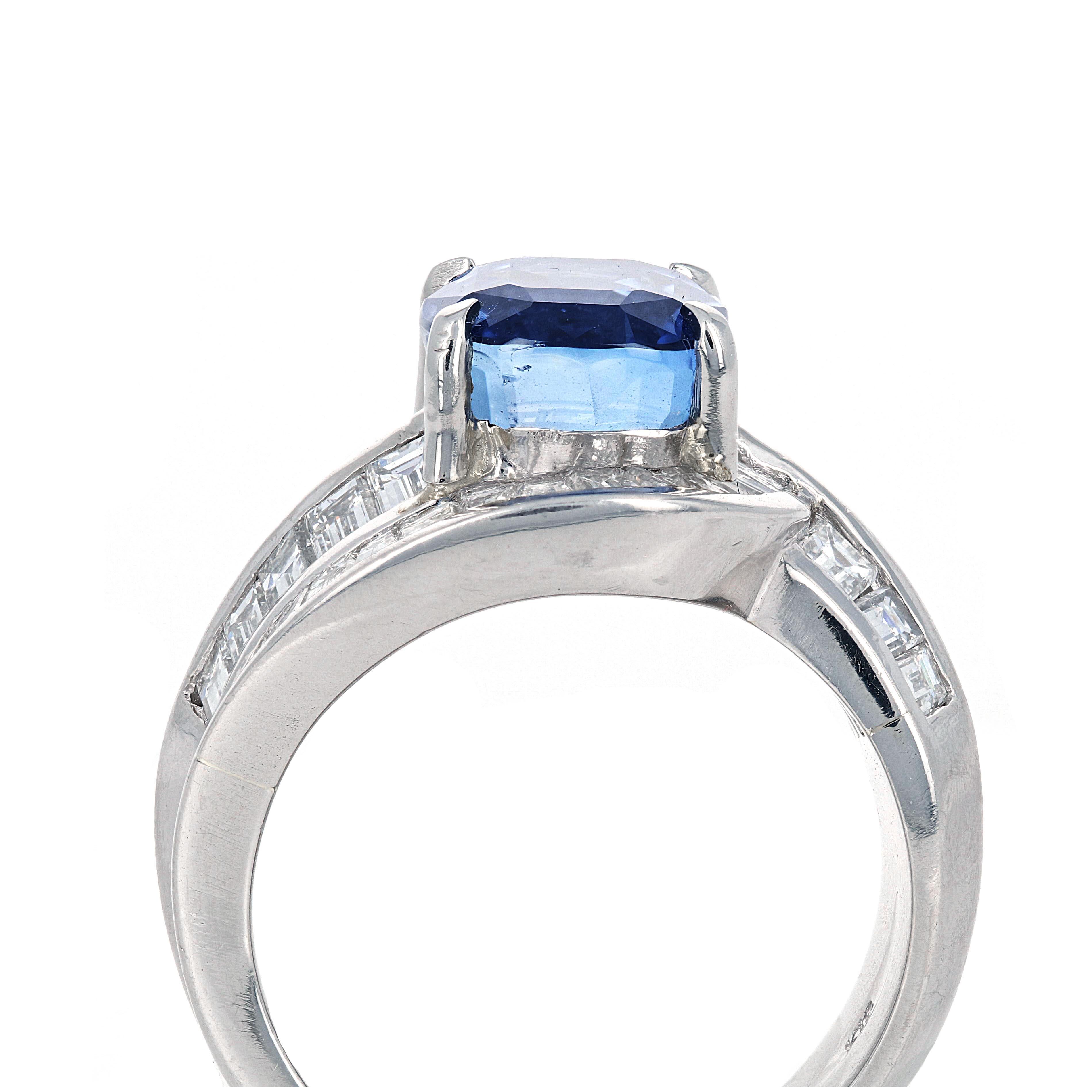 Contemporary Certified 5.54 Carat No Heat Sapphire and Diamond Cocktail Ring For Sale