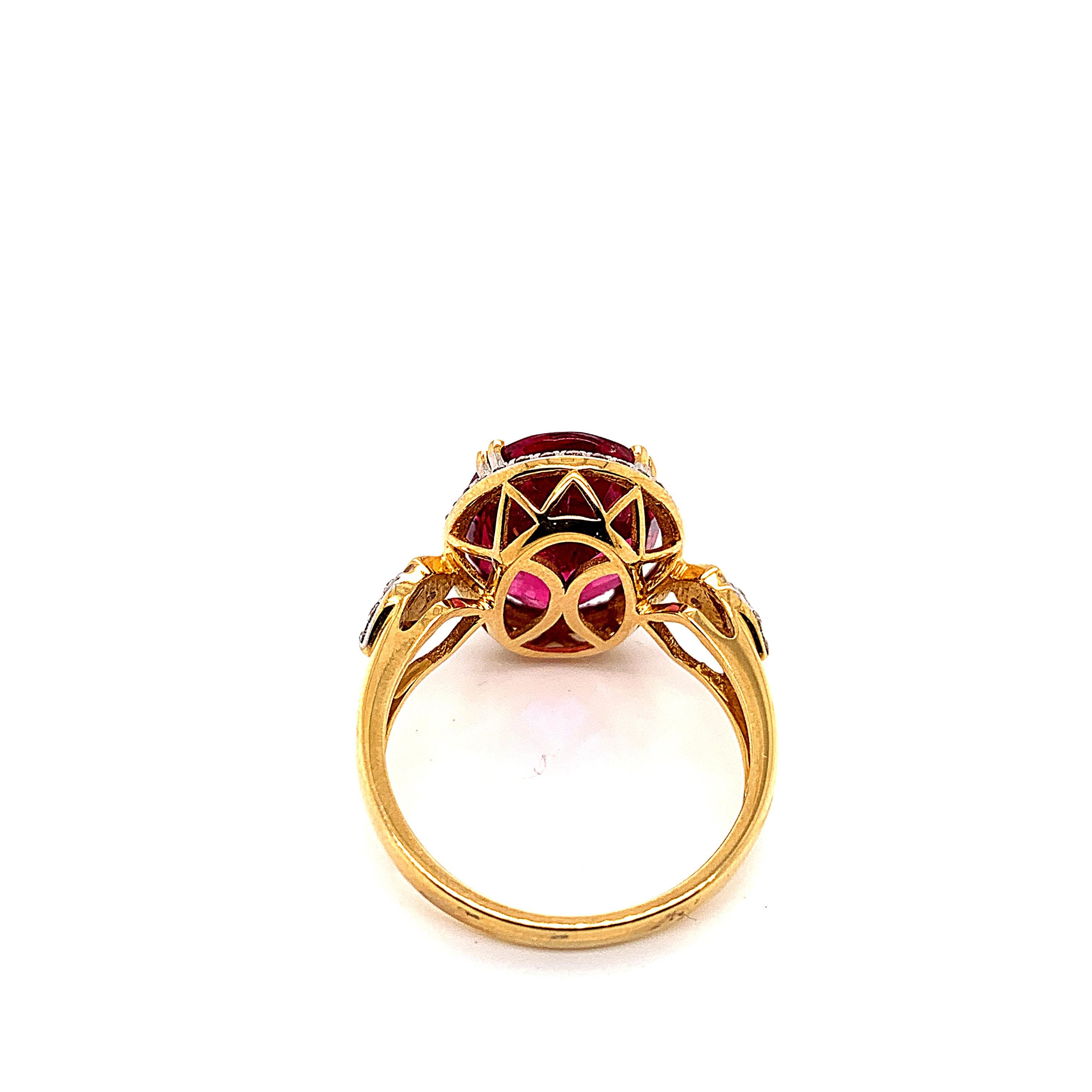 5,54 Karat ovaler Rubelit-Ring aus 18 Karat Gelbgold mit Diamanten (Ovalschliff) im Angebot