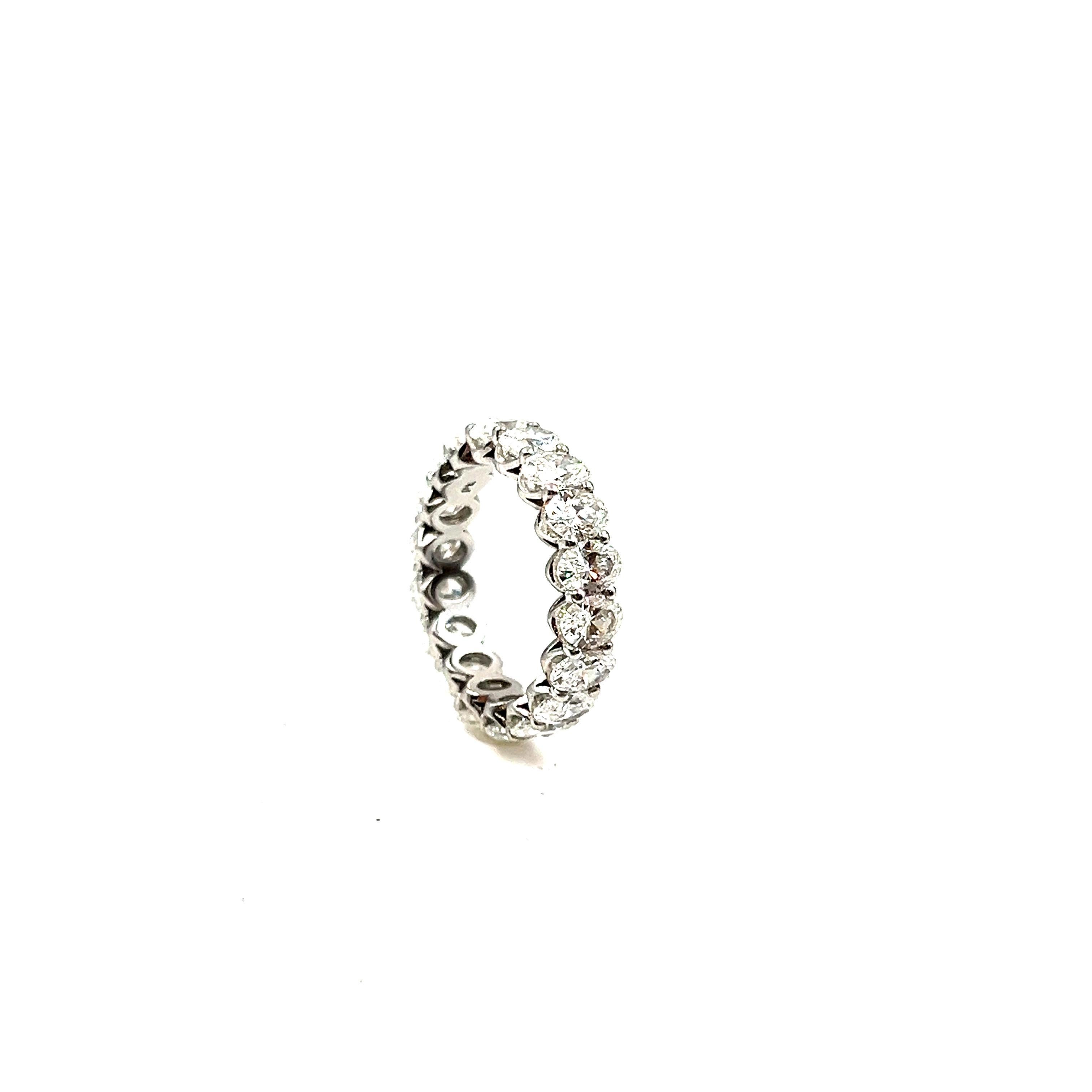 Women's or Men's 5.54 ct Oval Diamond Eternity Ring