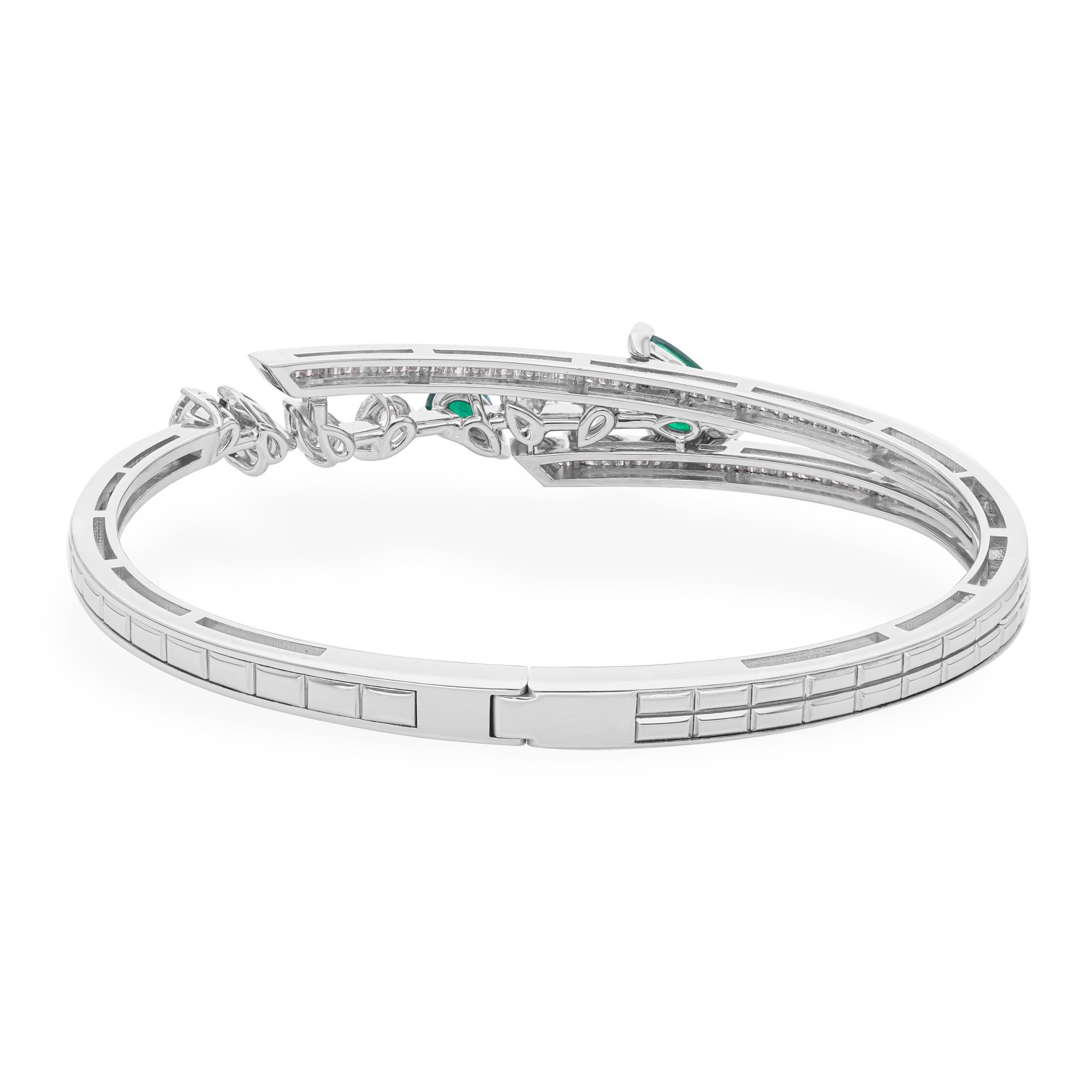 Donna Bracciale con smeraldo e diamanti dello Zambia da 5,54 TCW in oro bianco 18 carati Gioielli di pregio in vendita