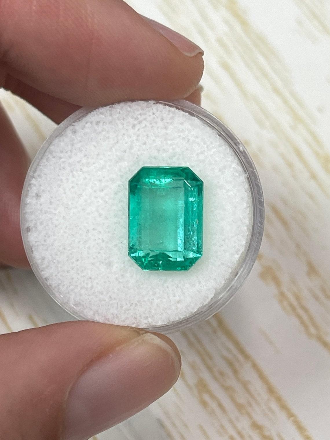 A. Stone: Smeraldo
Peso: 5,54 carati
Forma: Taglio smeraldo
Chiarezza: Trasparente
Lucentezza: Molto buono
Colore: Greene & Greene medio
Misure: 12,48 mm x 8,97 mm x 6,65 mm
Origine geografica: Colombia
Trattamento: Naturale, oliatura

Commenti: A