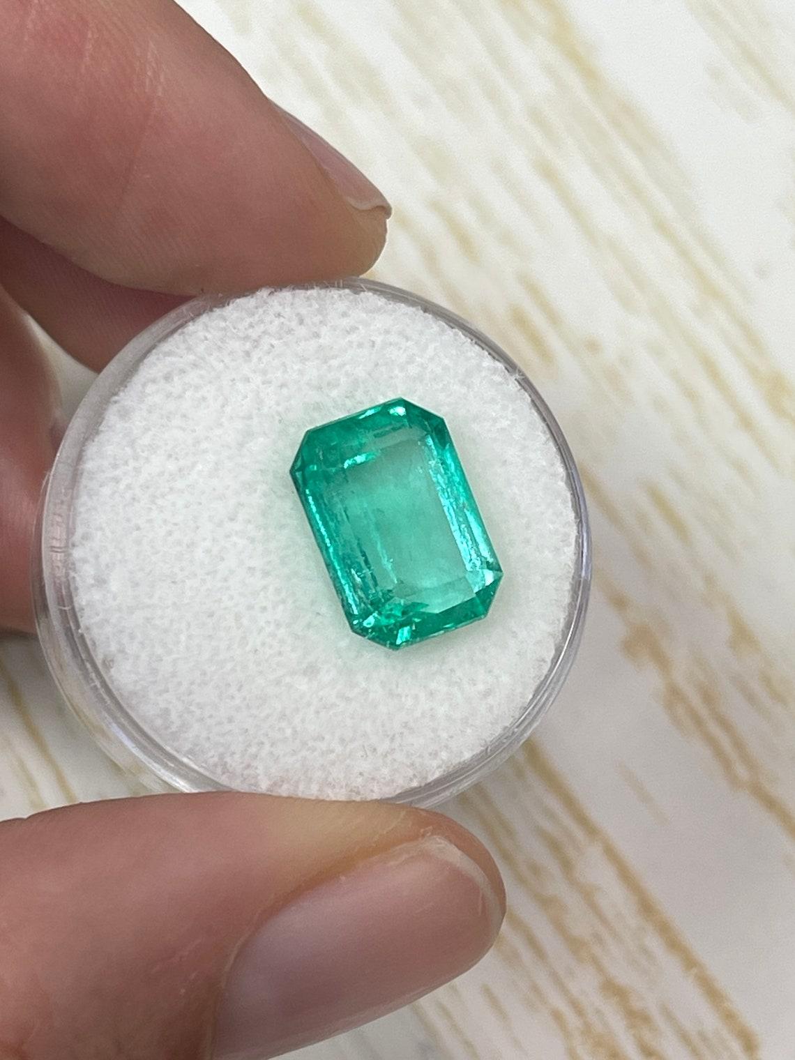 Moderno 5.54ct Verde Primavera Taglio Smeraldo Allungato Gemma Colombiana 12.5x9 Autentico Maggio in vendita