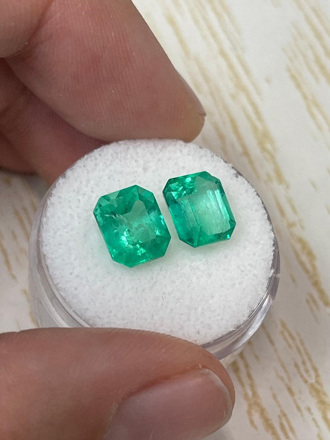Pierre : Émeraude
Poids total : 5.54-tcw
Forme : Coupe émeraude
Clarté : Transparent à Semi Transparent
Lustre : Très bon
Couleur : vert moyen jaunâtre
Dimensions : 8,61 mm x 7,60 mm x 5,54 mm // 8,93 mm x 7,74 mm x 6,71 mm
Origine géographique :