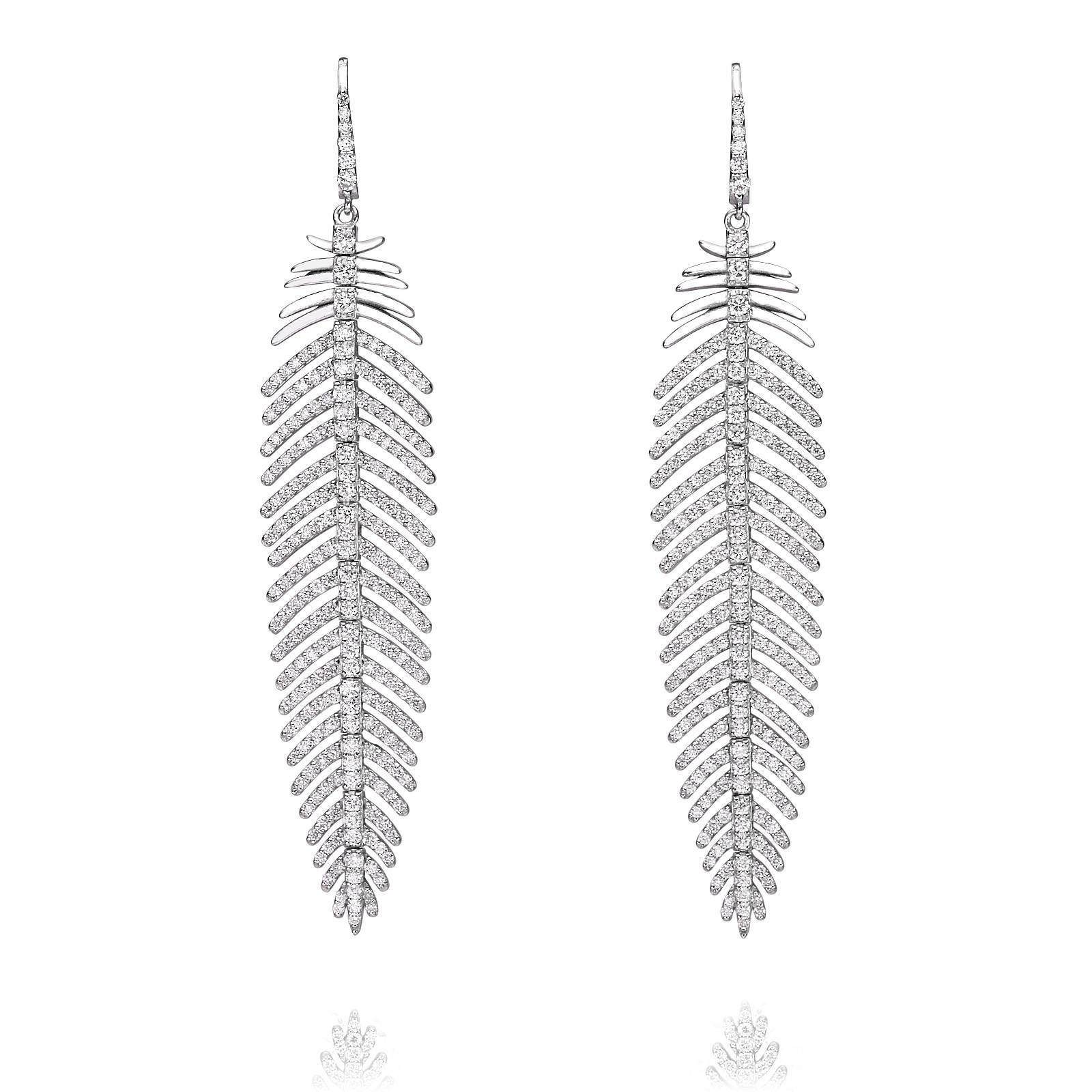 Orecchini classici con piuma di diamante e pendente con un peso totale di 5,55 carati. 
I nostri orecchini e pendenti artigianali in edizione limitata si adattano al guardaroba di tutti, possono completare un look da red carpet o migliorare un look
