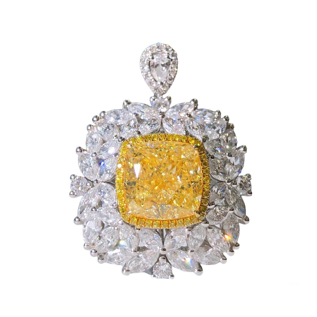 Belle Époque 5.55 Carat Light Yellow Diamond Art Deco Halo Pendant Ring, cushion cut For Sale