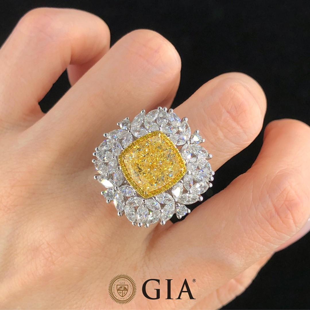 5.55 Carat Light Yellow Diamond Art Deco Halo Pendant Ring, cushion cut In New Condition For Sale In PARIS, FR