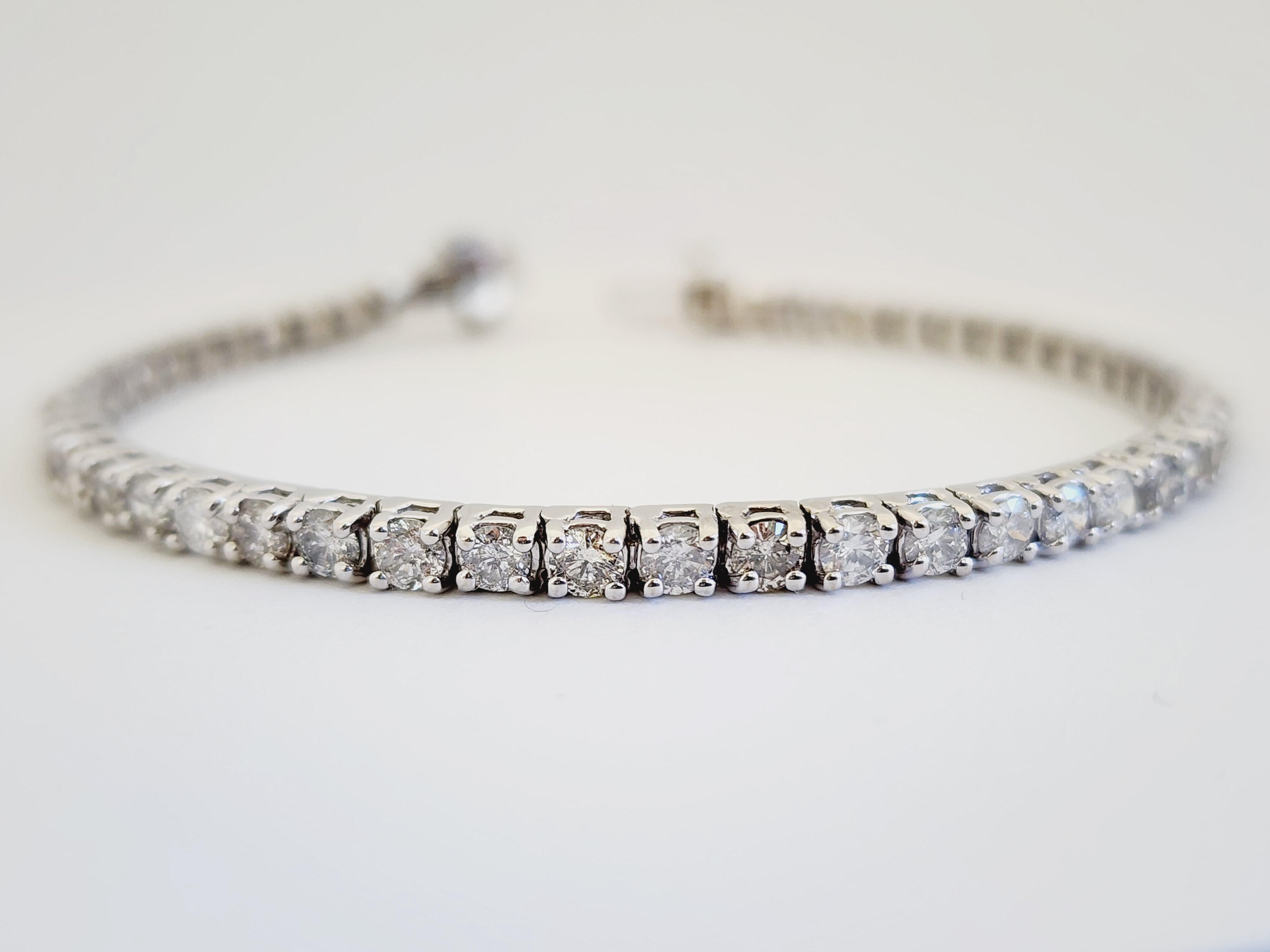 5.55 Carat Round Brilliant Natural Diamond Tennis Bracelet 14 Karat White Gold In New Condition In Great Neck, NY