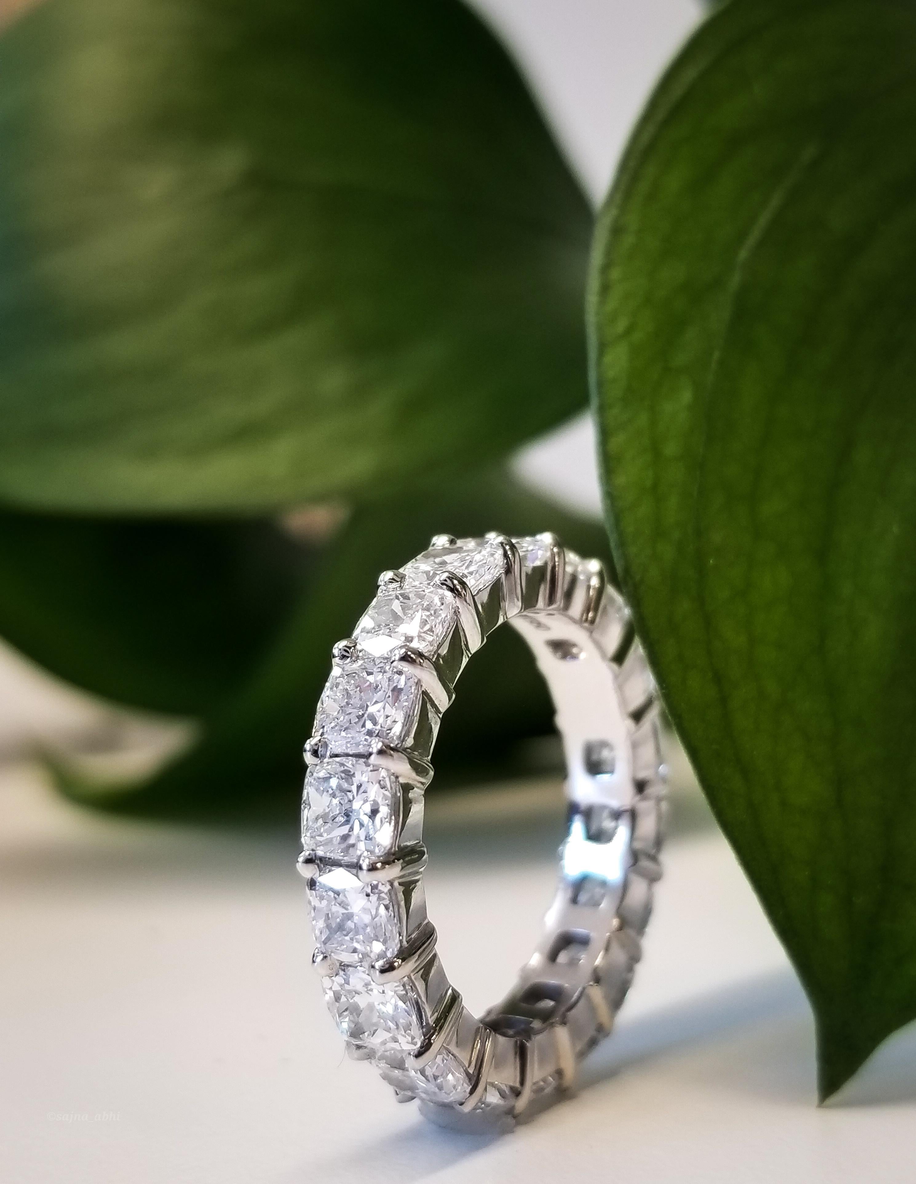 5.55 Carat Total Cushion Cut Diamond Eternity Band in Platinum In New Condition In Chicago, IL